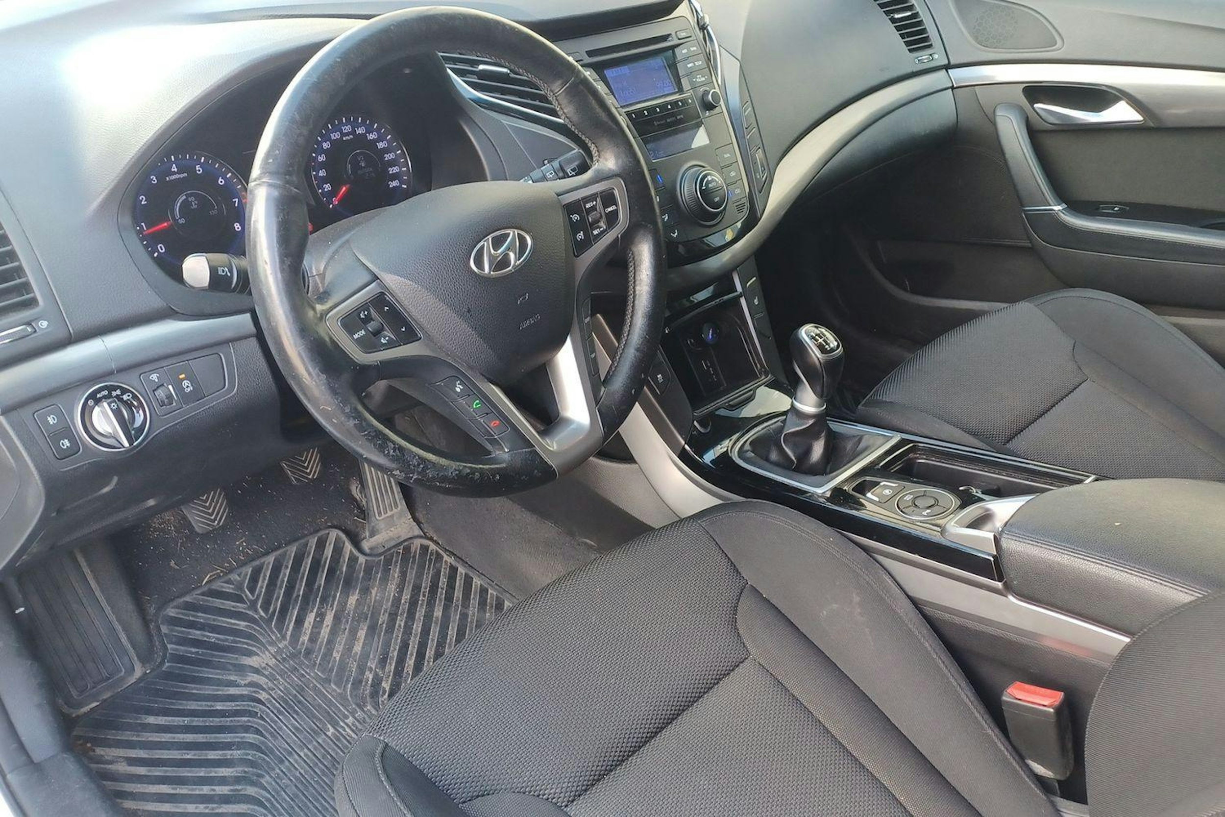valkoinen Hyundai i40 2012 kuva 3.