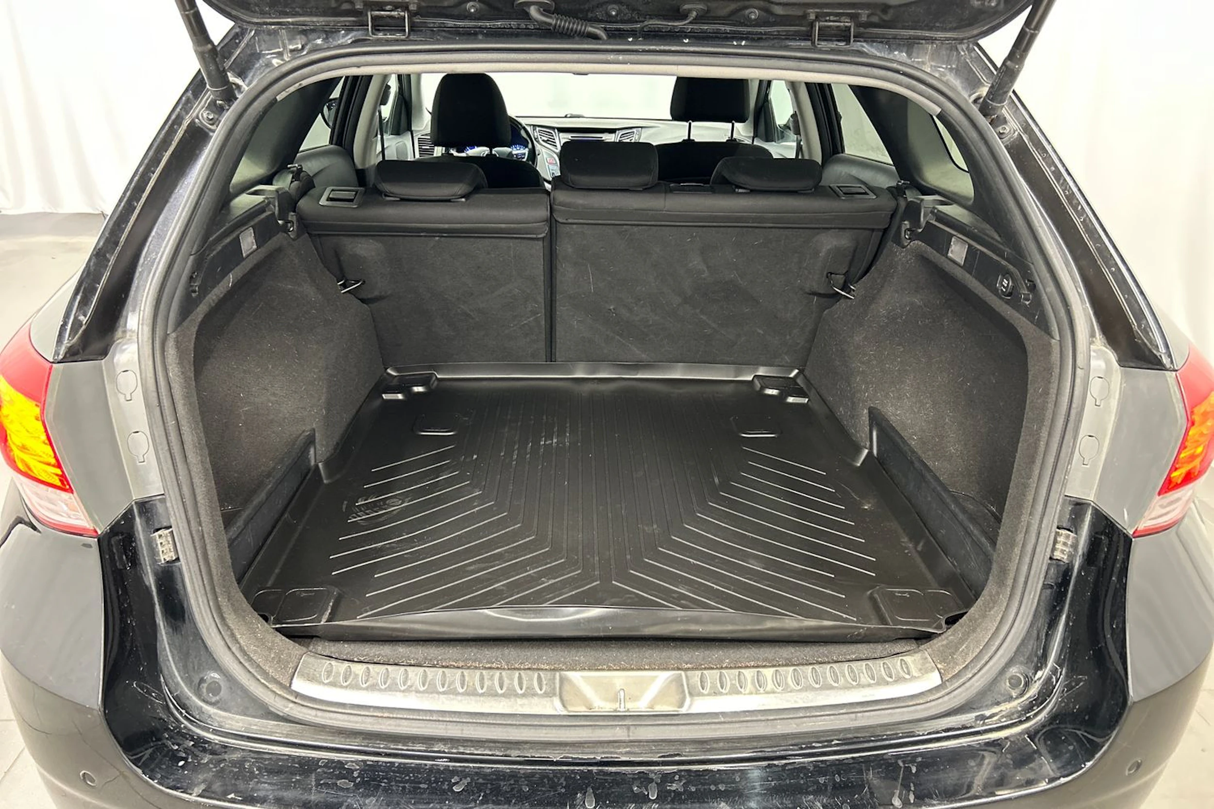 musta Hyundai i40 2013 kuva 12.