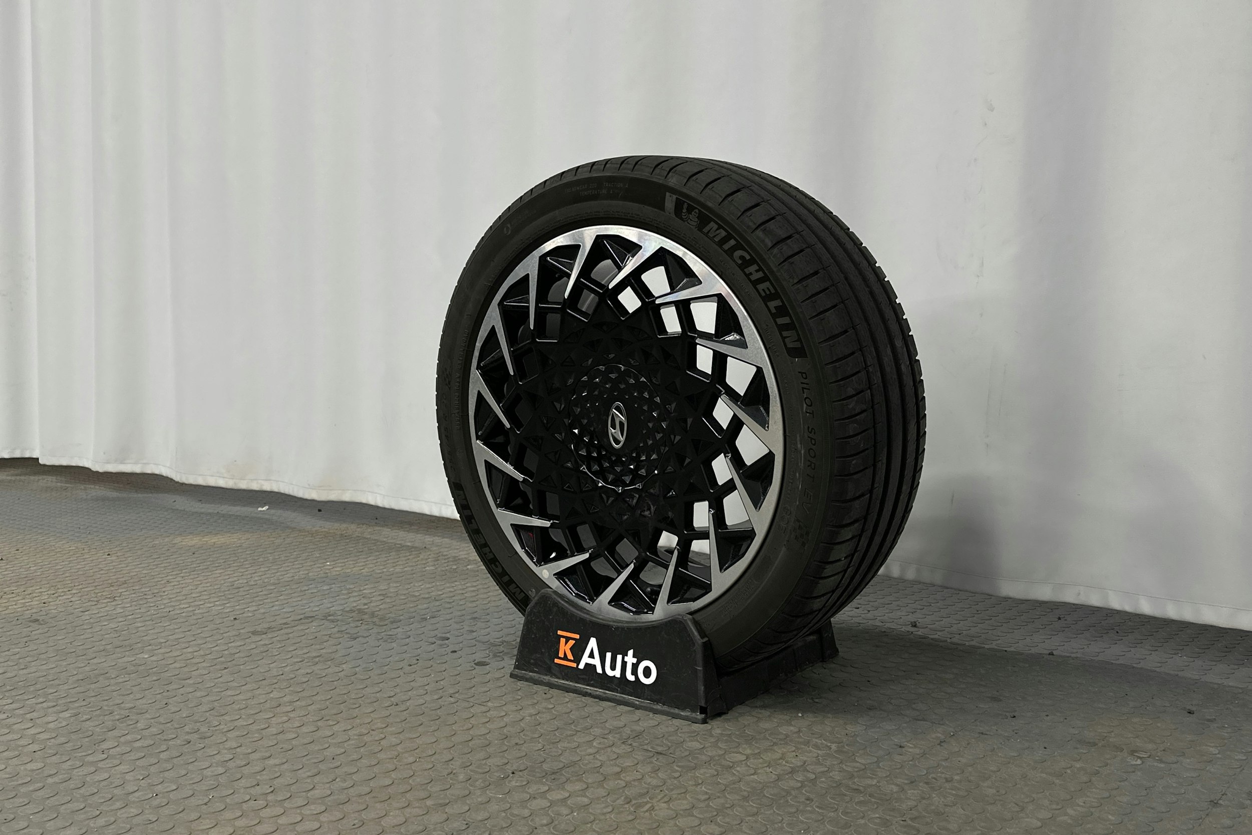 sininen Hyundai IONIQ 5 2022 kuva 13.