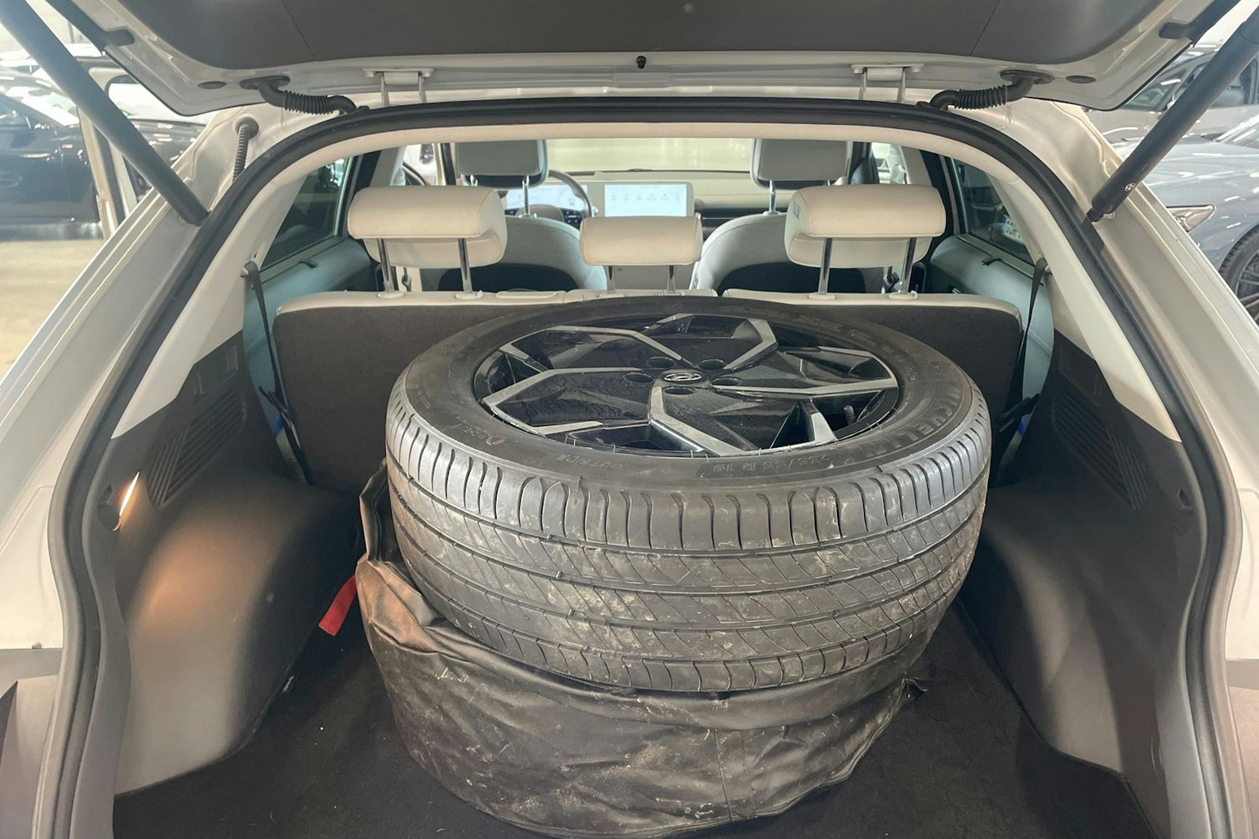 harmaa Hyundai IONIQ 5 2022 kuva 44.