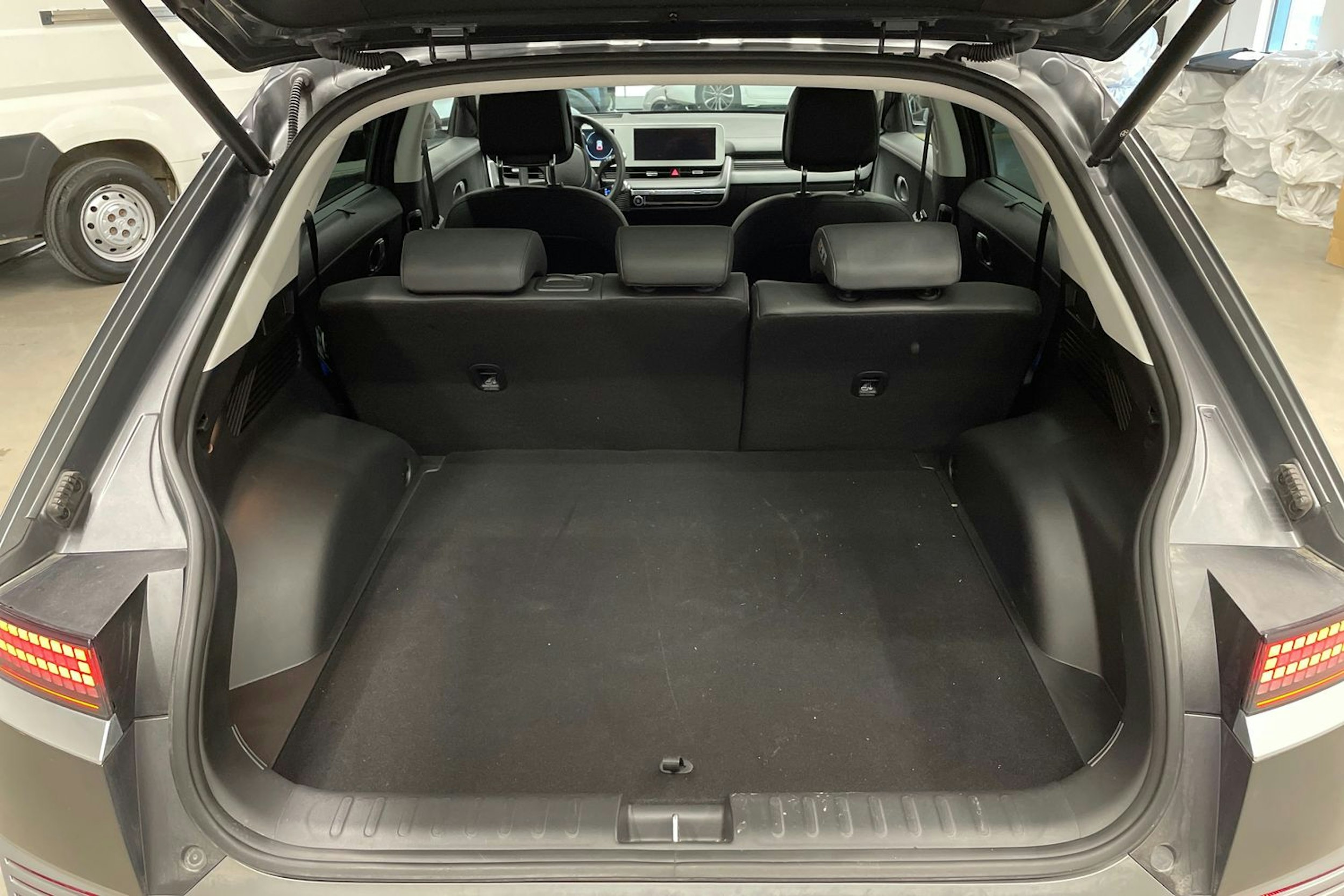 harmaa Hyundai IONIQ 5 2024 kuva 15.