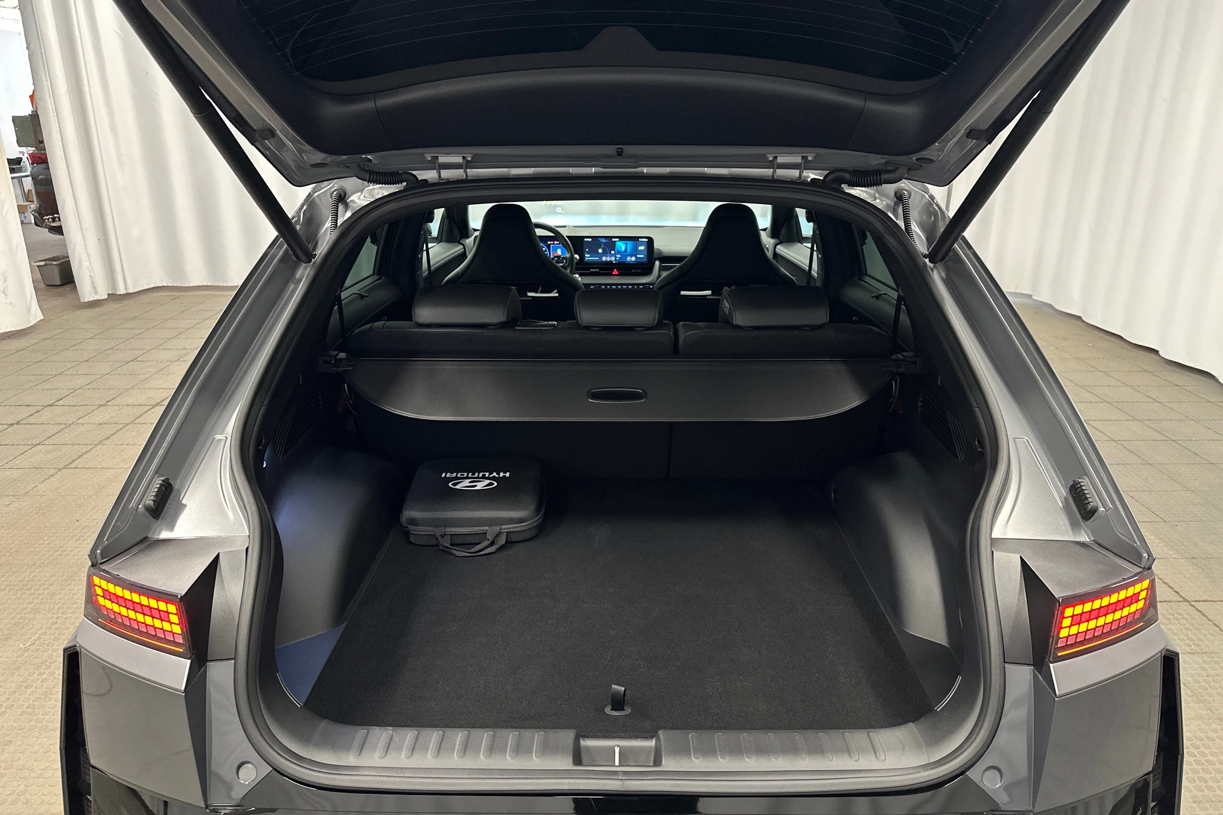 harmaa Hyundai IONIQ 5 2024 kuva 25.