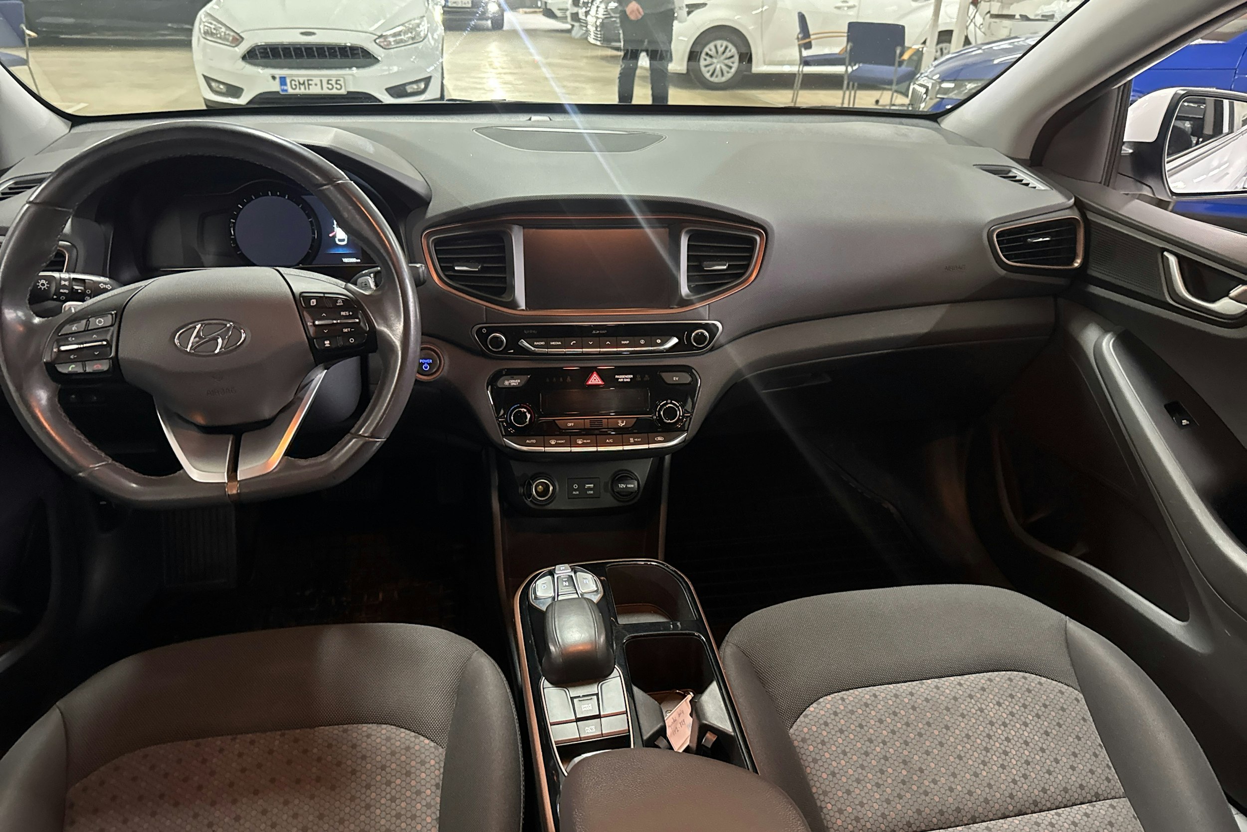 Valkoinen Hyundai IONIQ electric 2017 kuva 7.