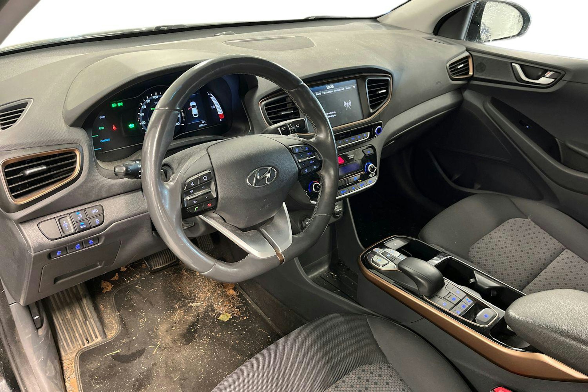 Musta Hyundai IONIQ electric 2018 kuva 3.