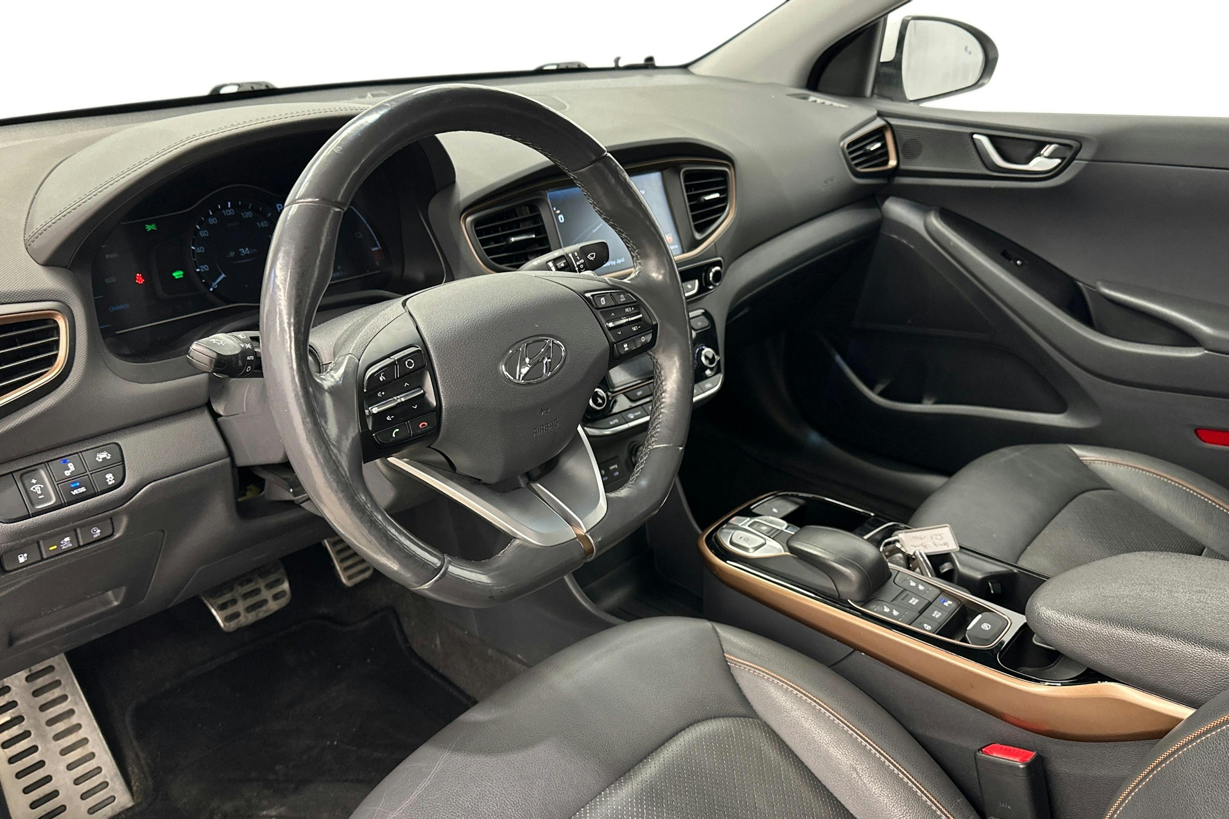 valkoinen Hyundai IONIQ electric 2018 kuva 7.