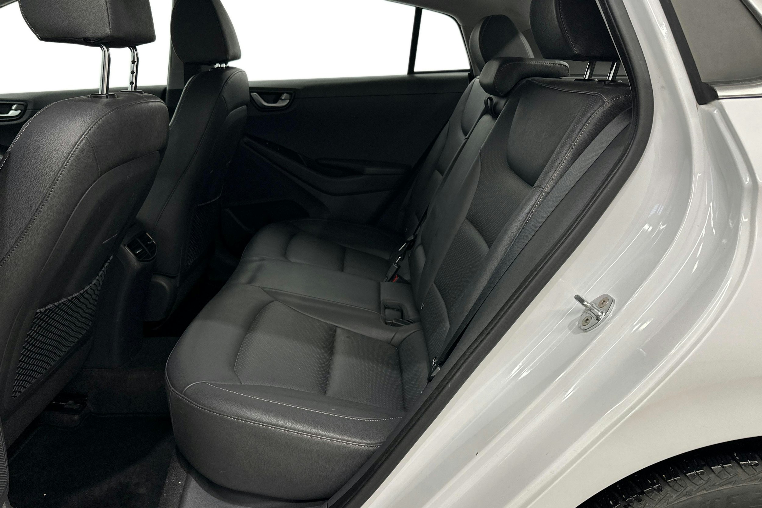 valkoinen Hyundai IONIQ electric 2018 kuva 11.