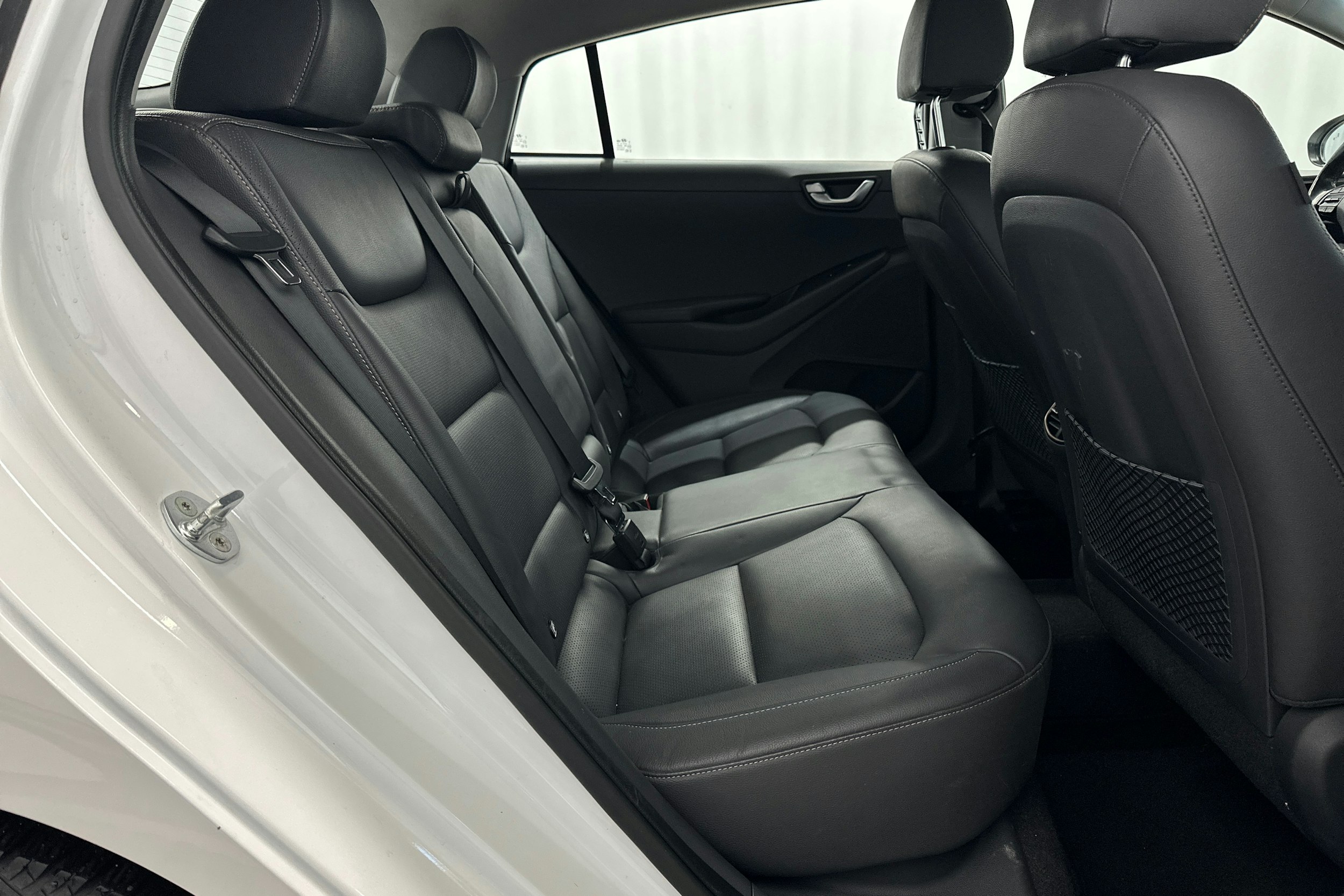 valkoinen Hyundai IONIQ electric 2018 kuva 13.