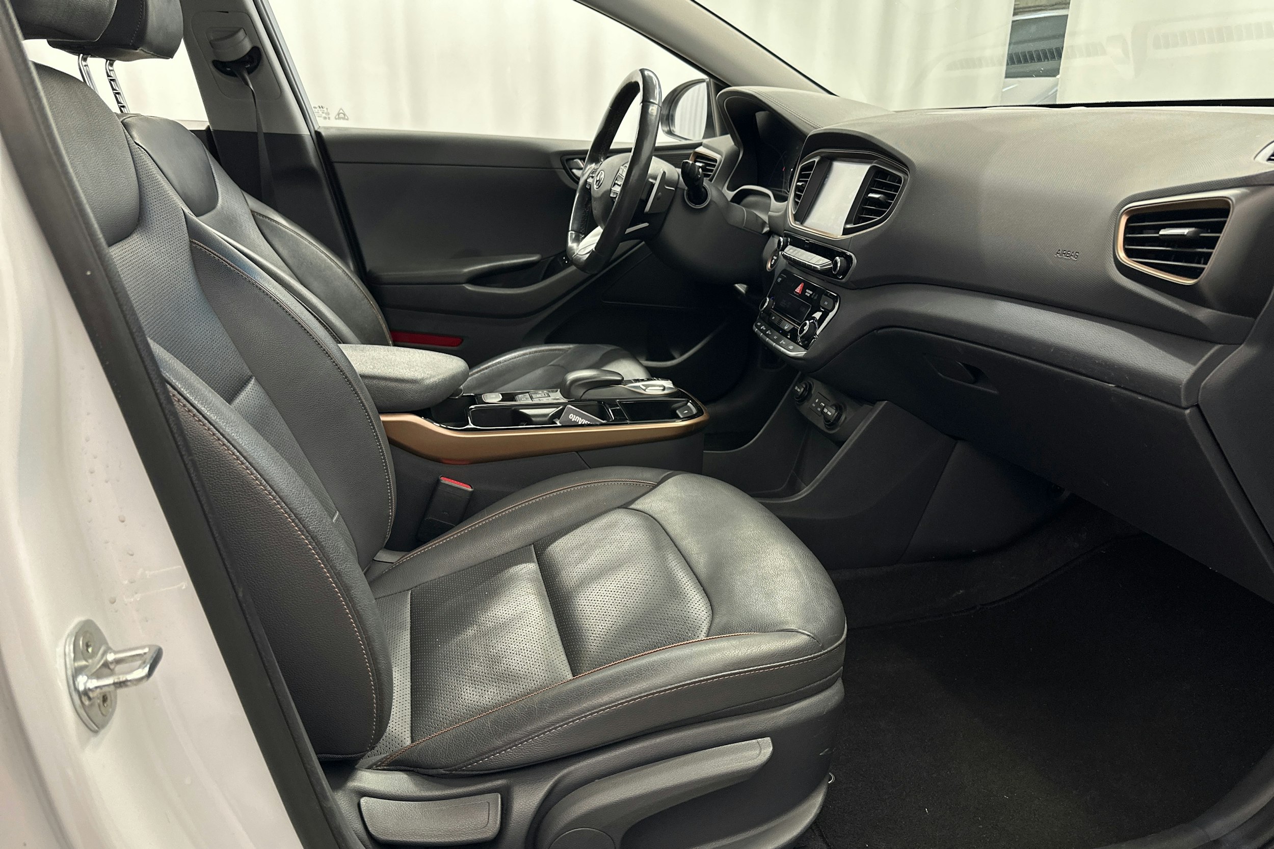 valkoinen Hyundai IONIQ electric 2018 kuva 14.