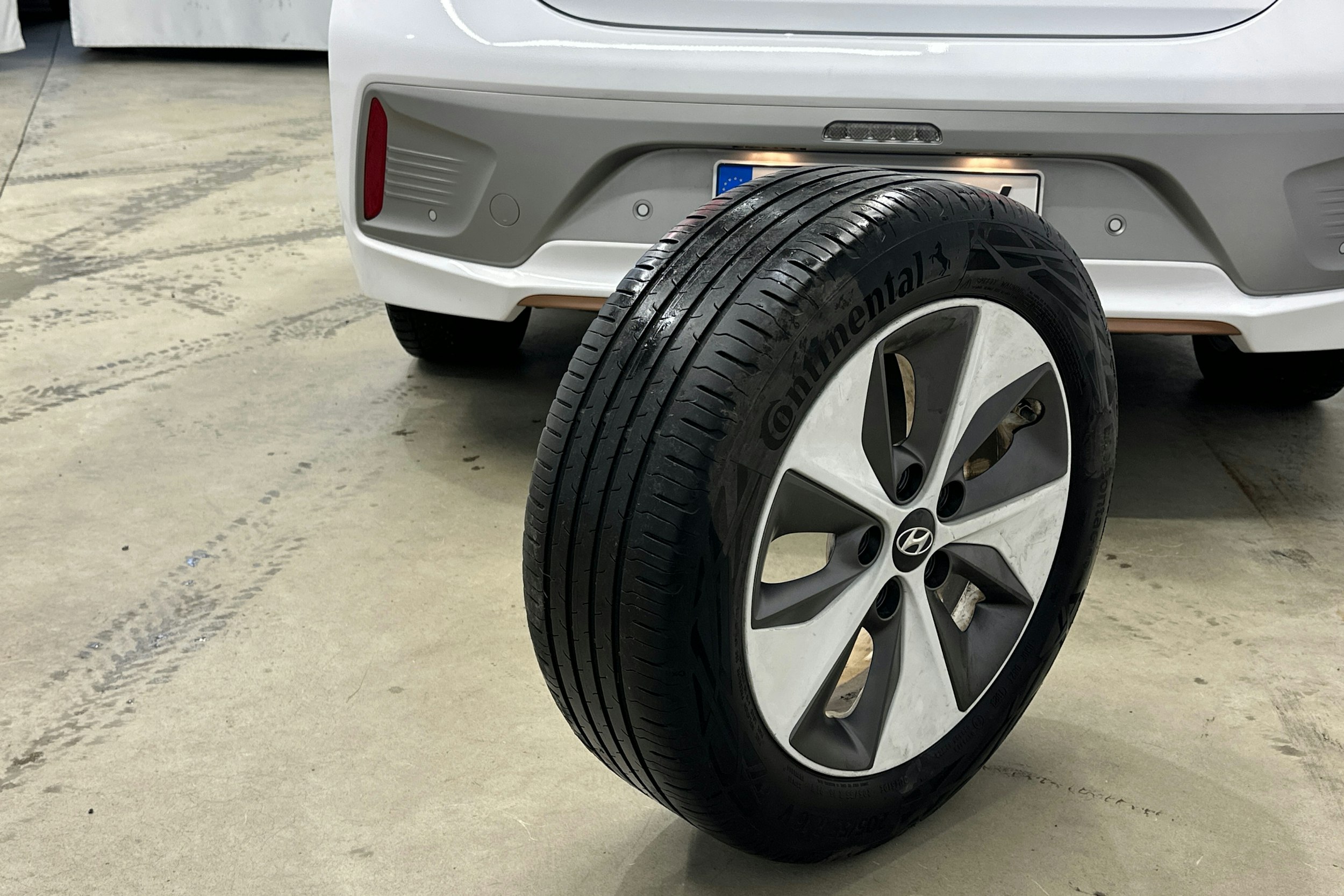 valkoinen Hyundai IONIQ electric 2018 kuva 15.