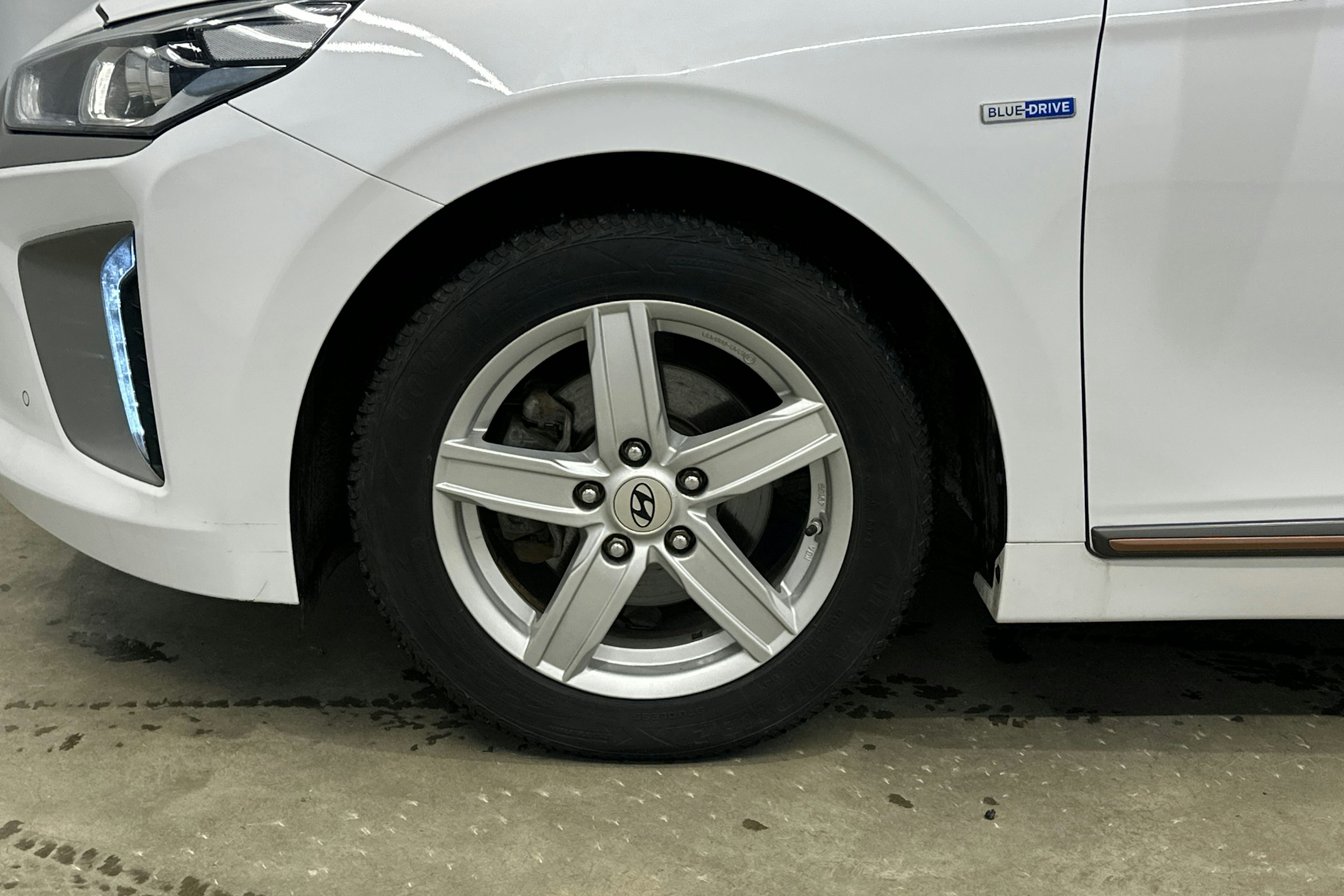 valkoinen Hyundai IONIQ electric 2018 kuva 16.