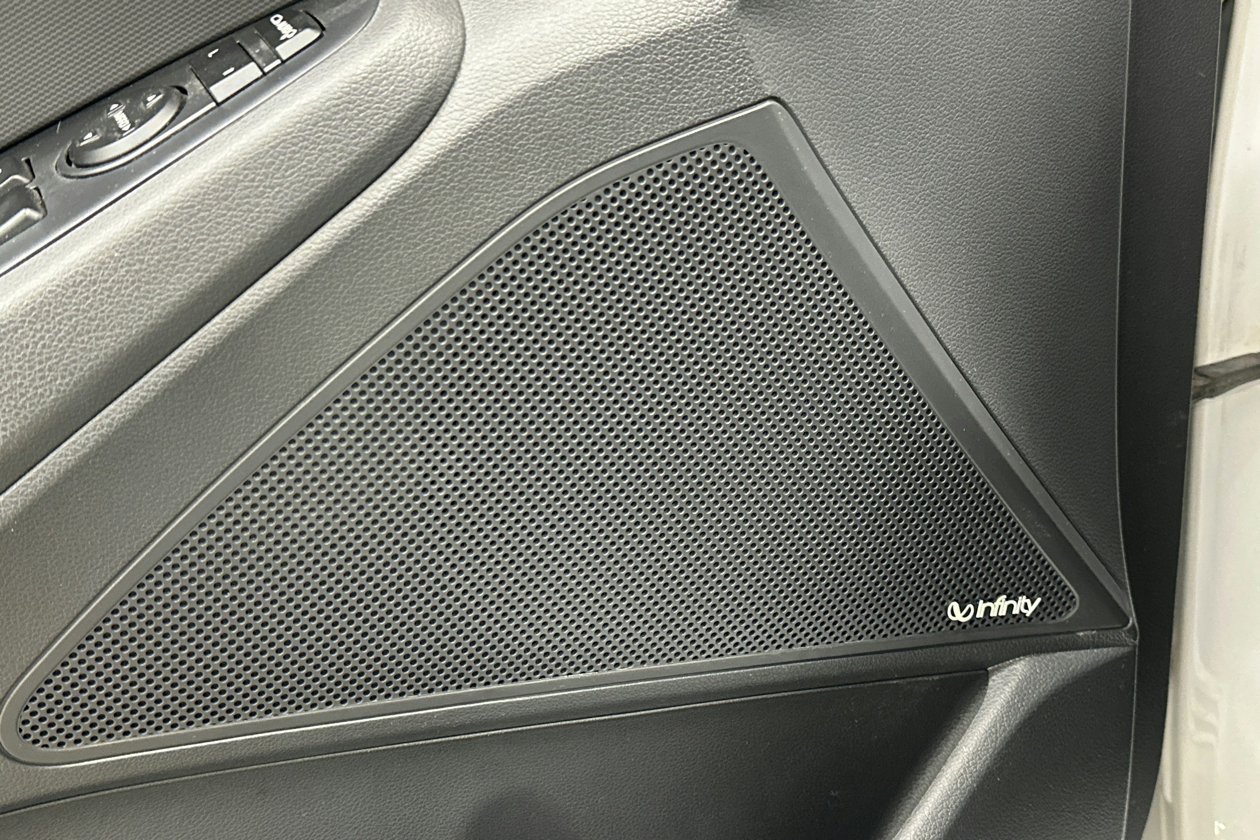 valkoinen Hyundai IONIQ electric 2018 kuva 18.