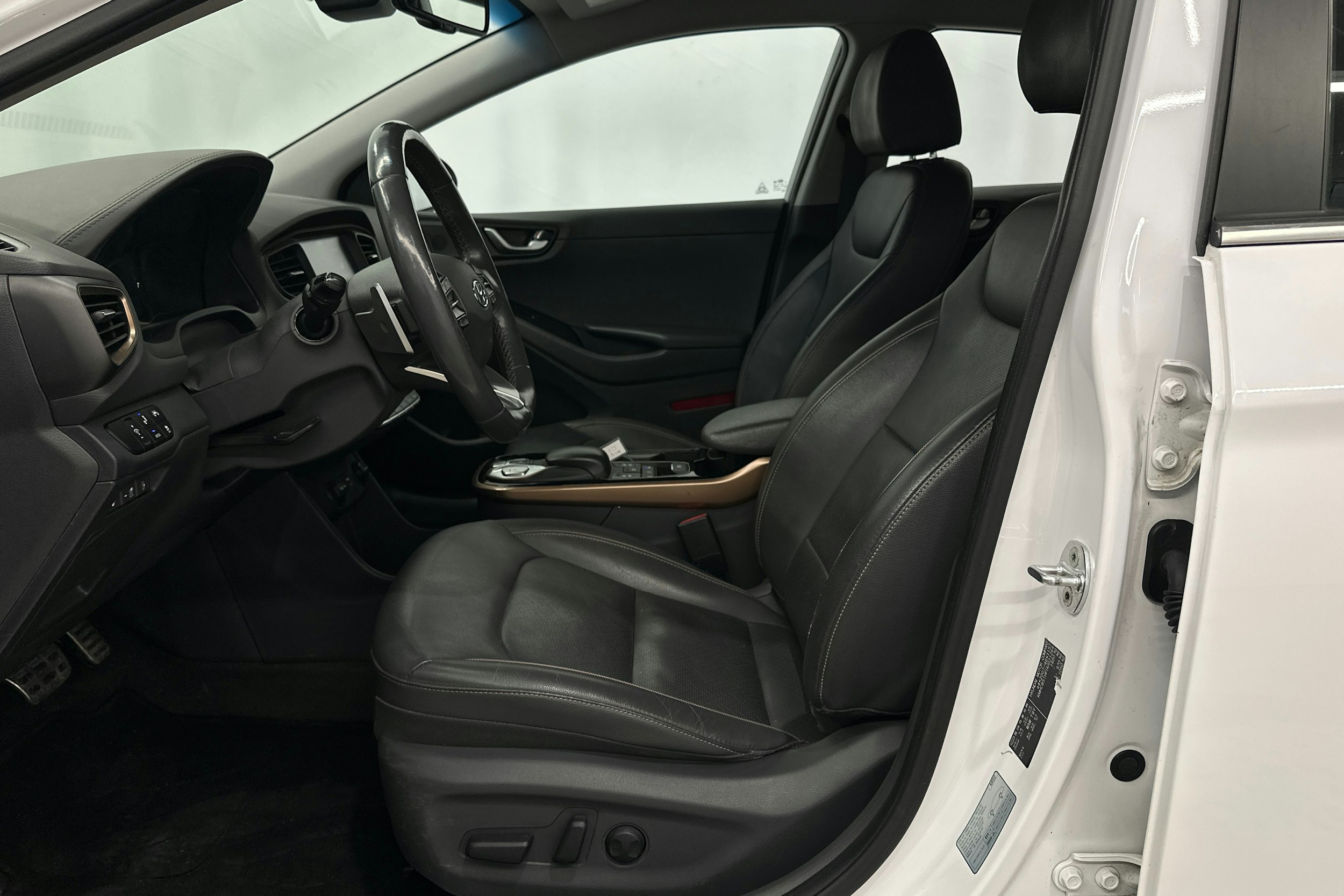 valkoinen Hyundai IONIQ electric 2018 kuva 19.