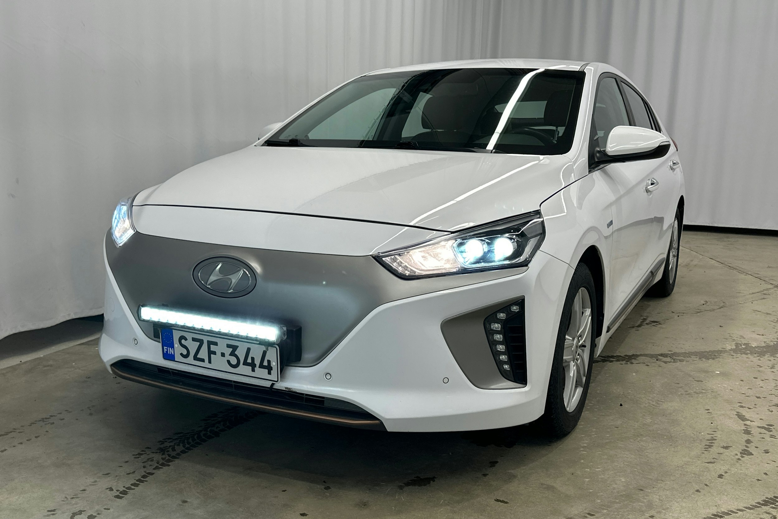 valkoinen Hyundai IONIQ electric 2018 kuva 32.
