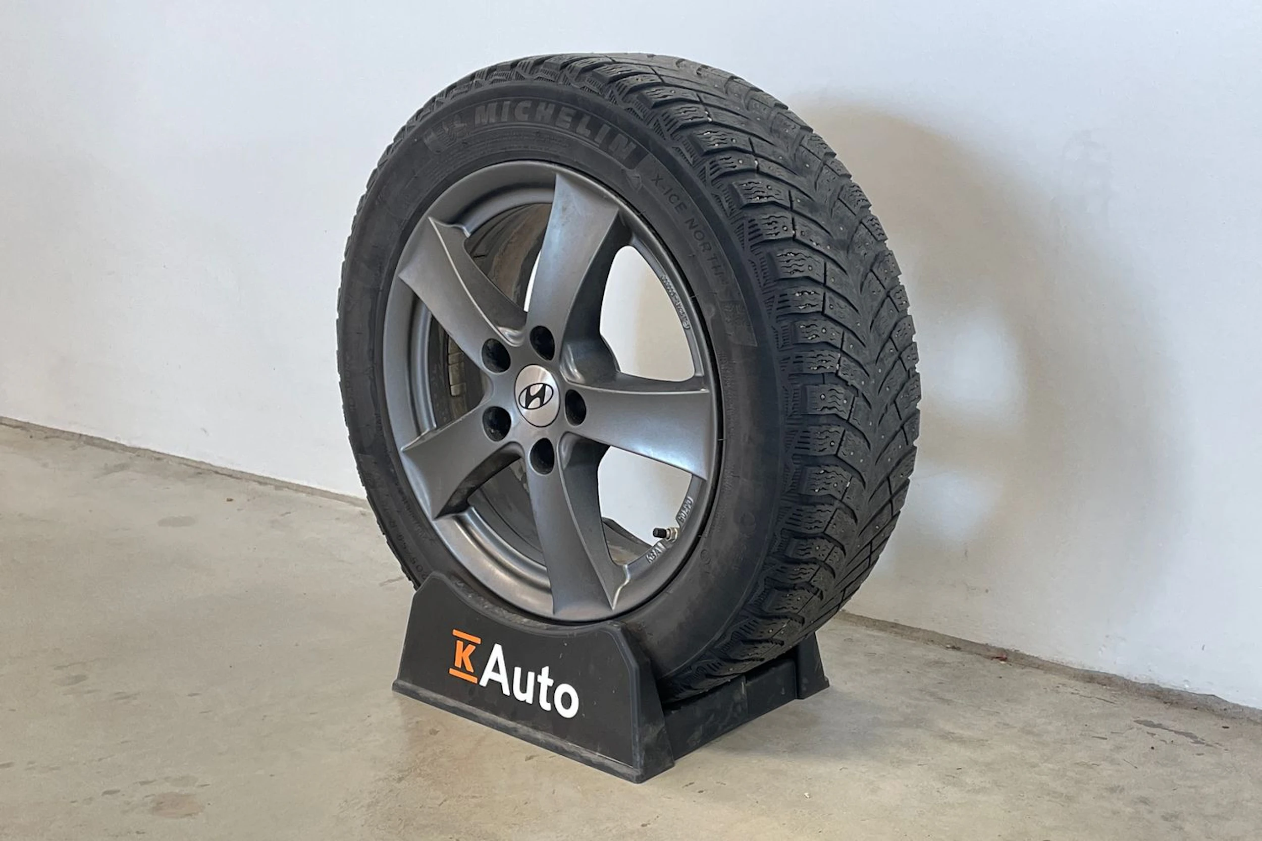 harmaa Hyundai IONIQ electric 2019 kuva 13.