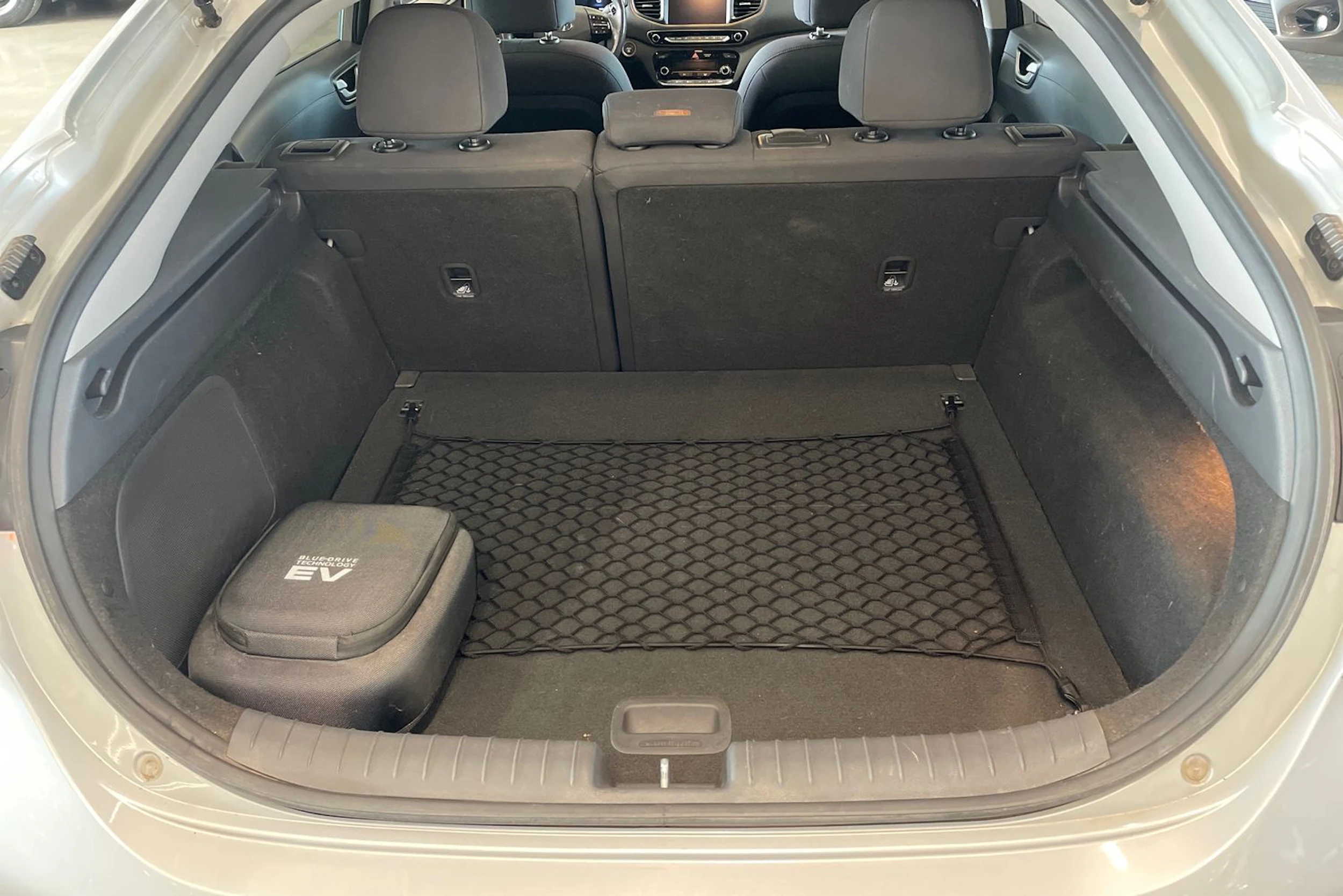 harmaa Hyundai IONIQ electric 2019 kuva 29.