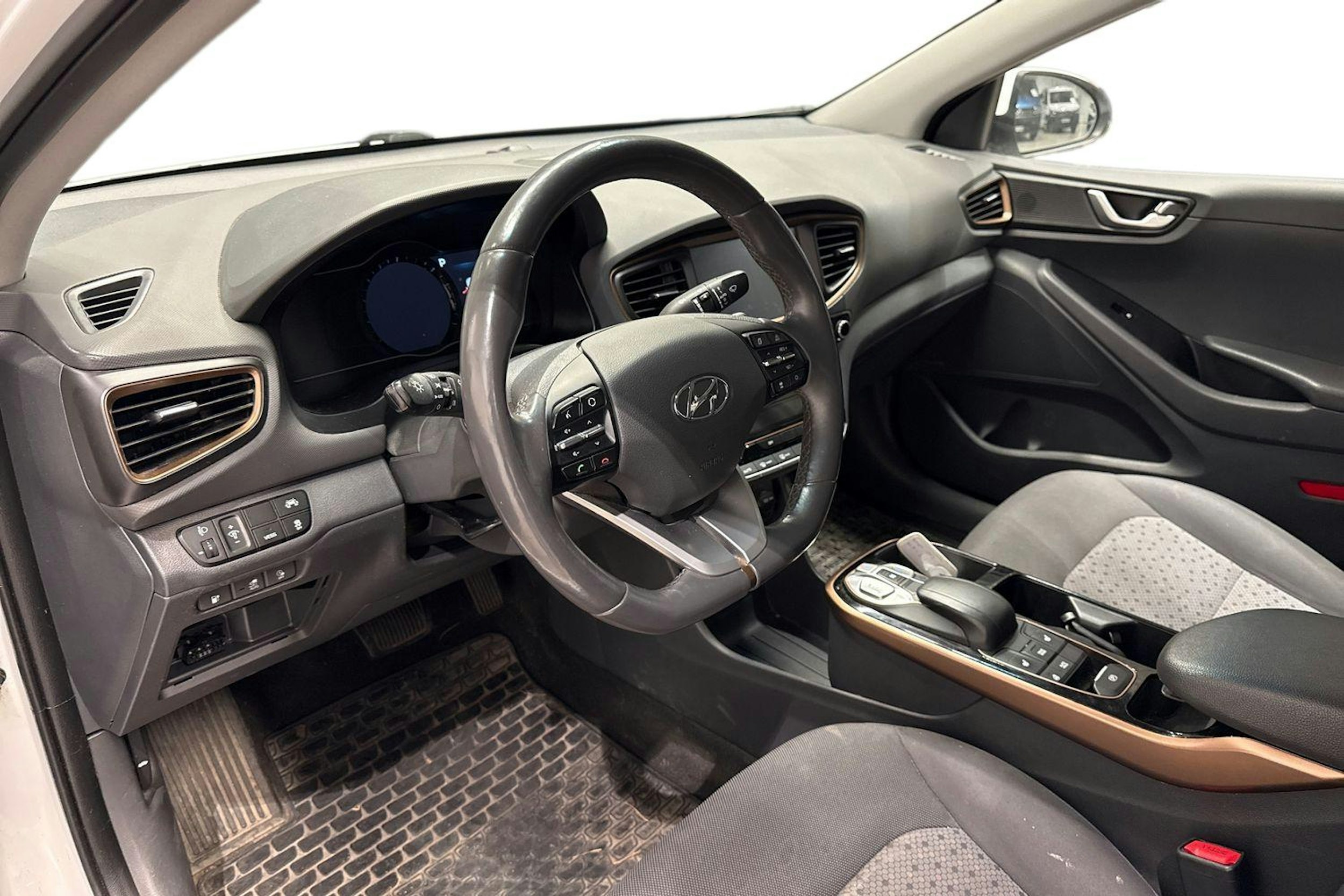 valkoinen Hyundai IONIQ electric 2019 kuva 3.