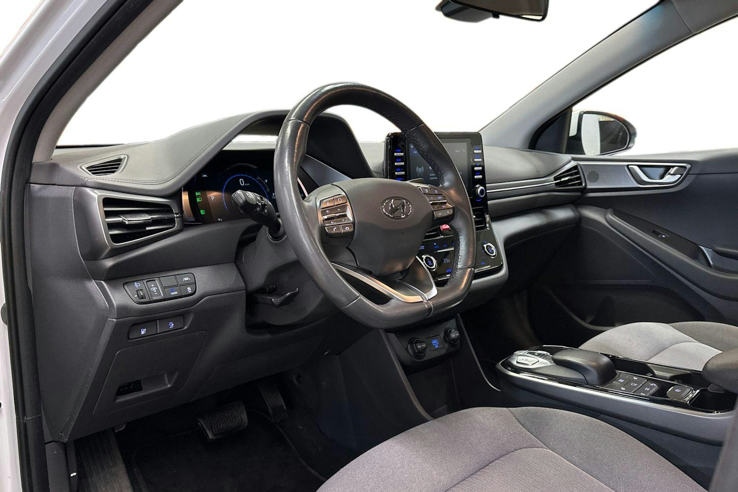 valkoinen Hyundai IONIQ electric 2020 kuva 7.