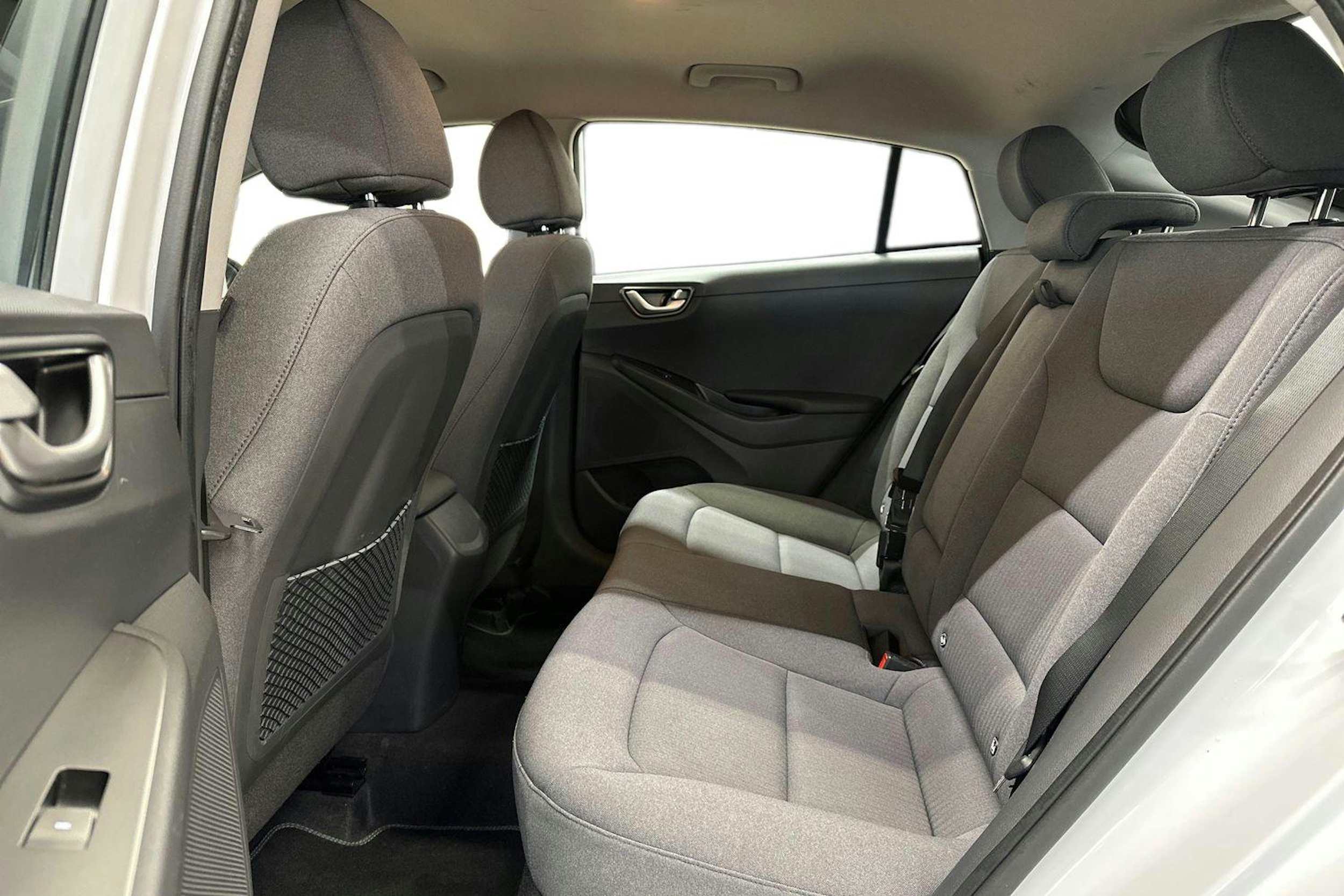 valkoinen Hyundai IONIQ electric 2020 kuva 10.