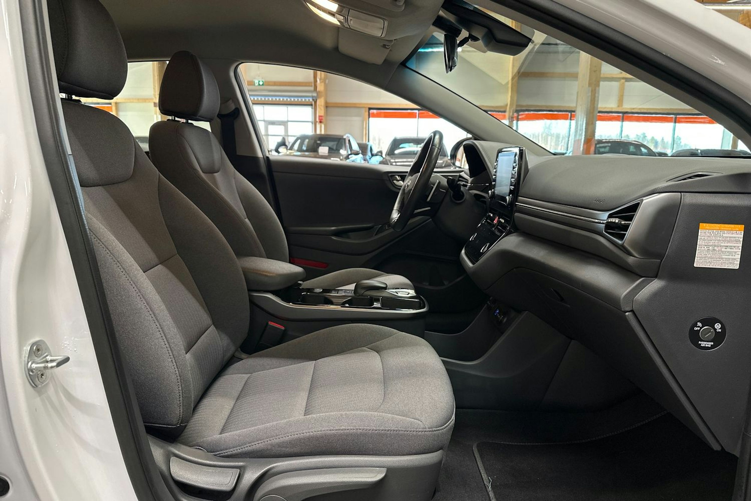 valkoinen Hyundai IONIQ electric 2020 kuva 14.