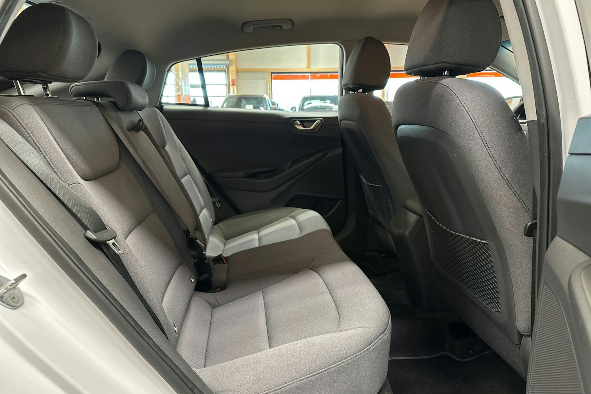 valkoinen Hyundai IONIQ electric 2020 kuva 15.