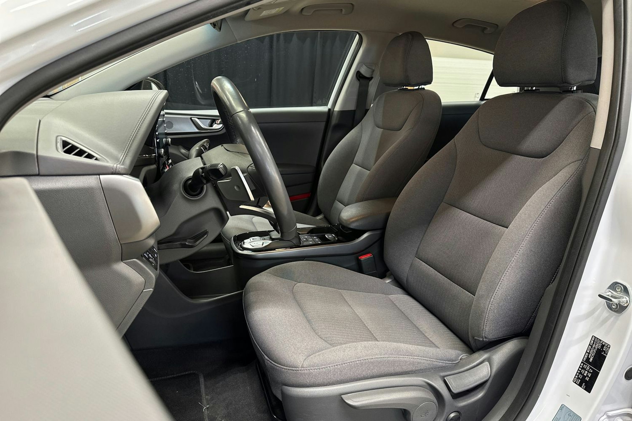 valkoinen Hyundai IONIQ electric 2020 kuva 16.