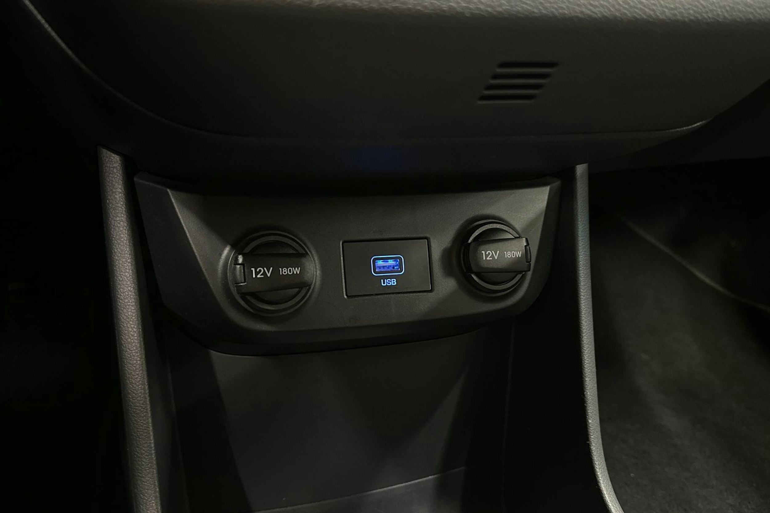 valkoinen Hyundai IONIQ electric 2020 kuva 20.