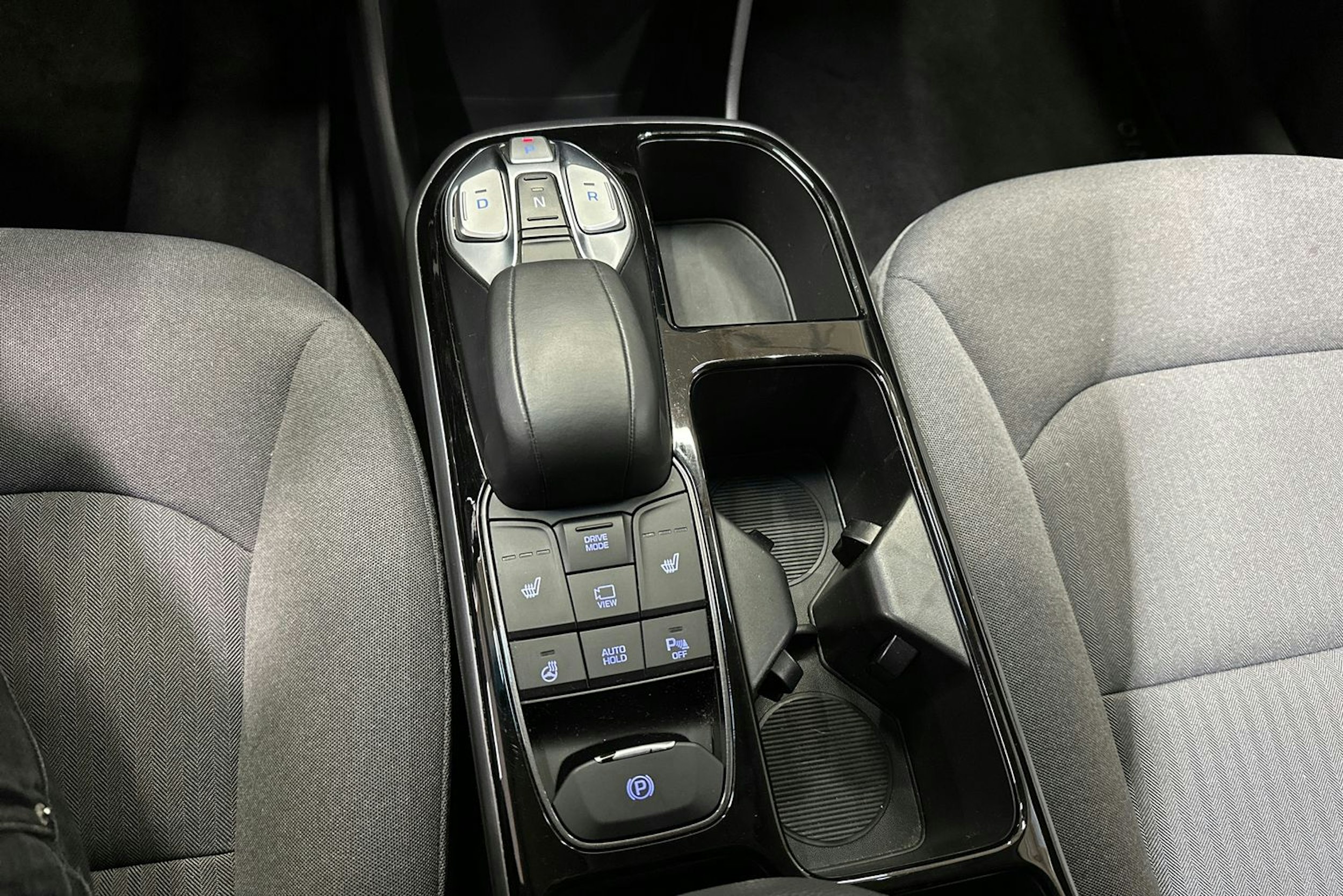 valkoinen Hyundai IONIQ electric 2020 kuva 21.