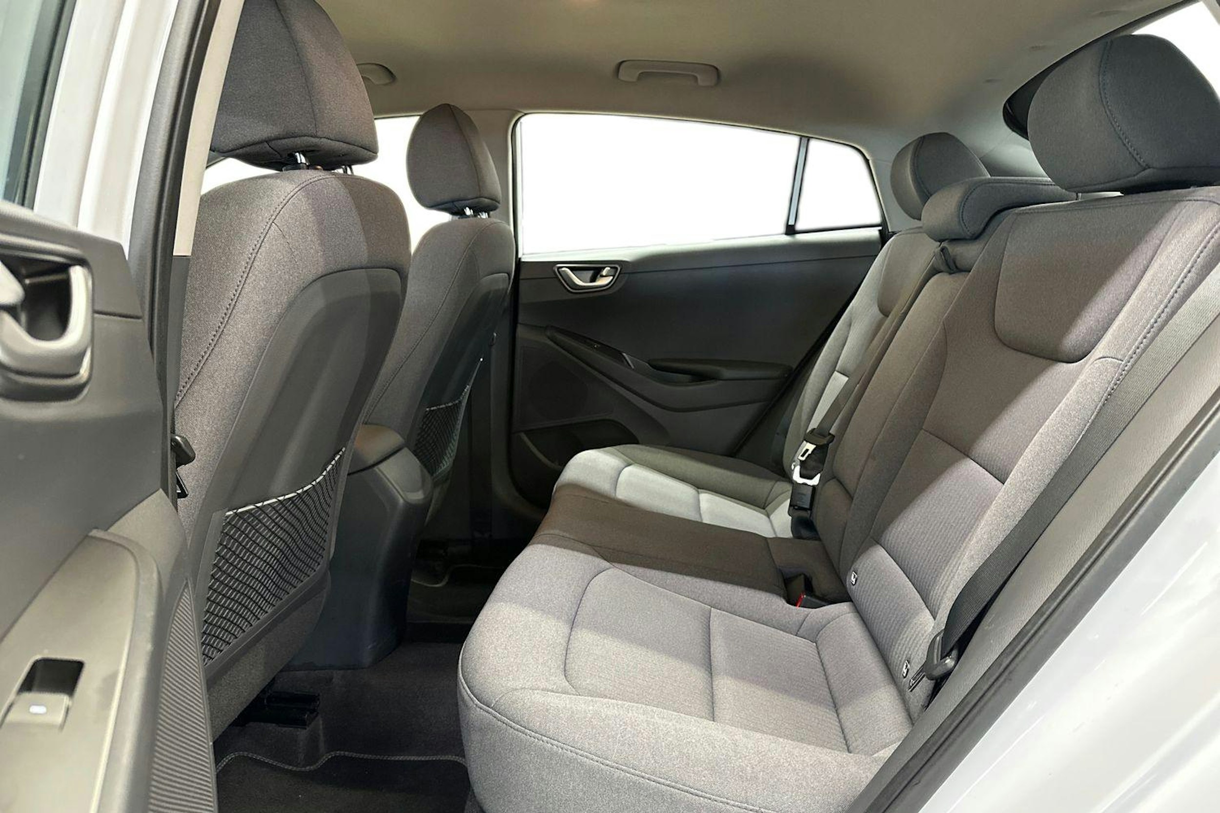 valkoinen Hyundai IONIQ electric 2020 kuva 10.