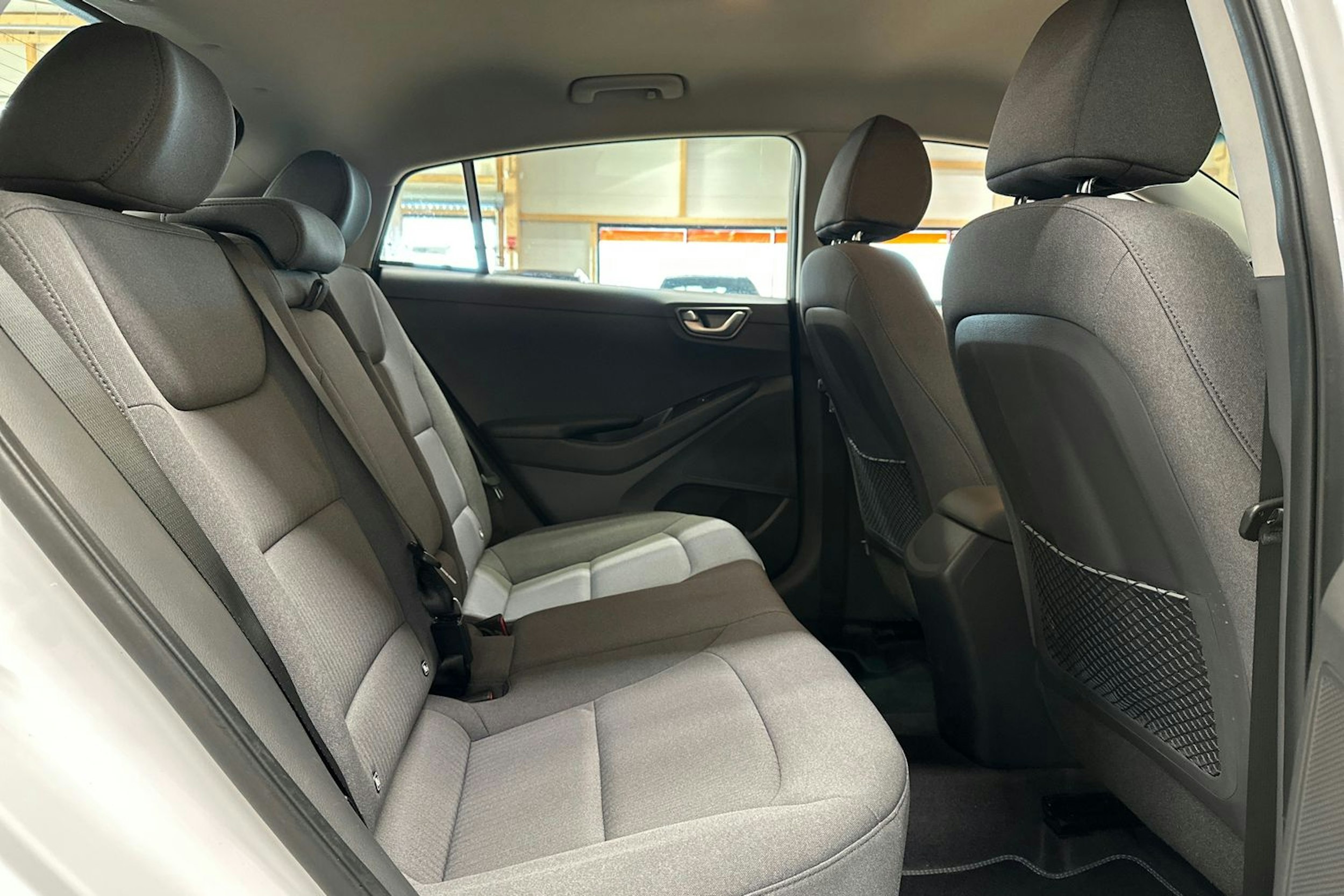 valkoinen Hyundai IONIQ electric 2020 kuva 15.