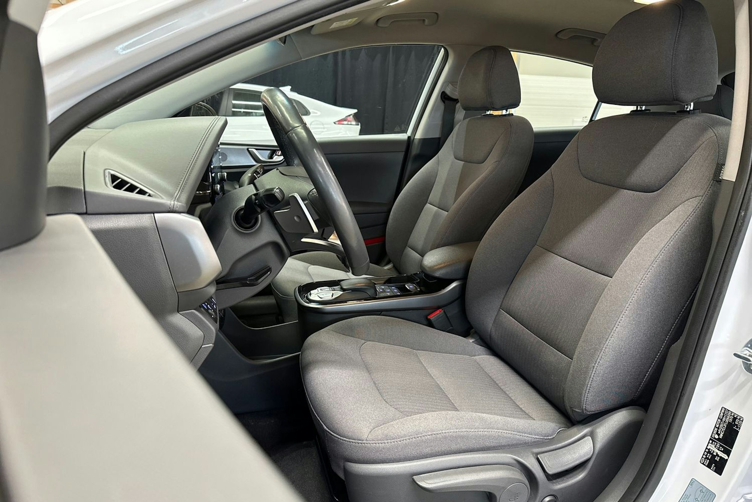 valkoinen Hyundai IONIQ electric 2020 kuva 16.