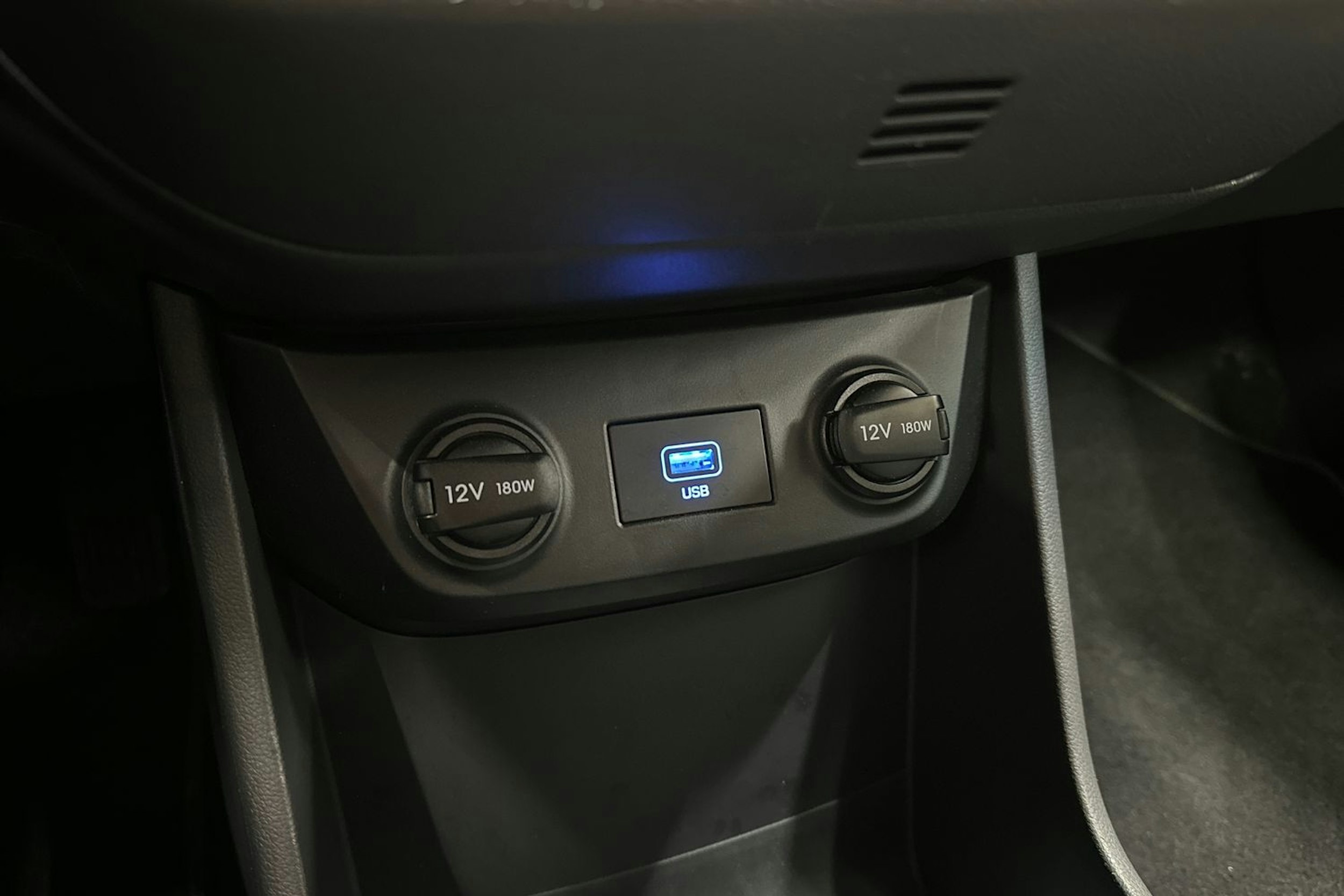 valkoinen Hyundai IONIQ electric 2020 kuva 20.