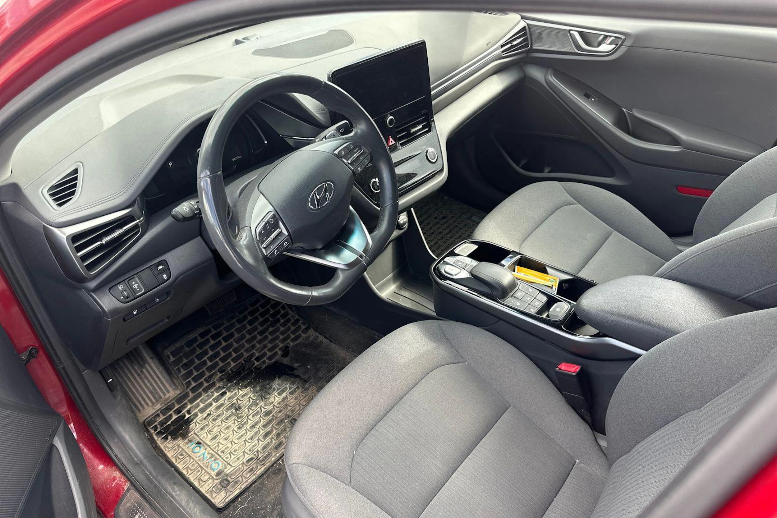 punainen Hyundai IONIQ electric 2022 kuva 3.