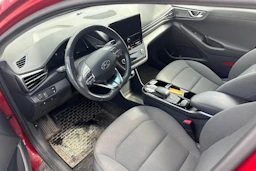 punainen Hyundai IONIQ electric 2022 kuva 3.