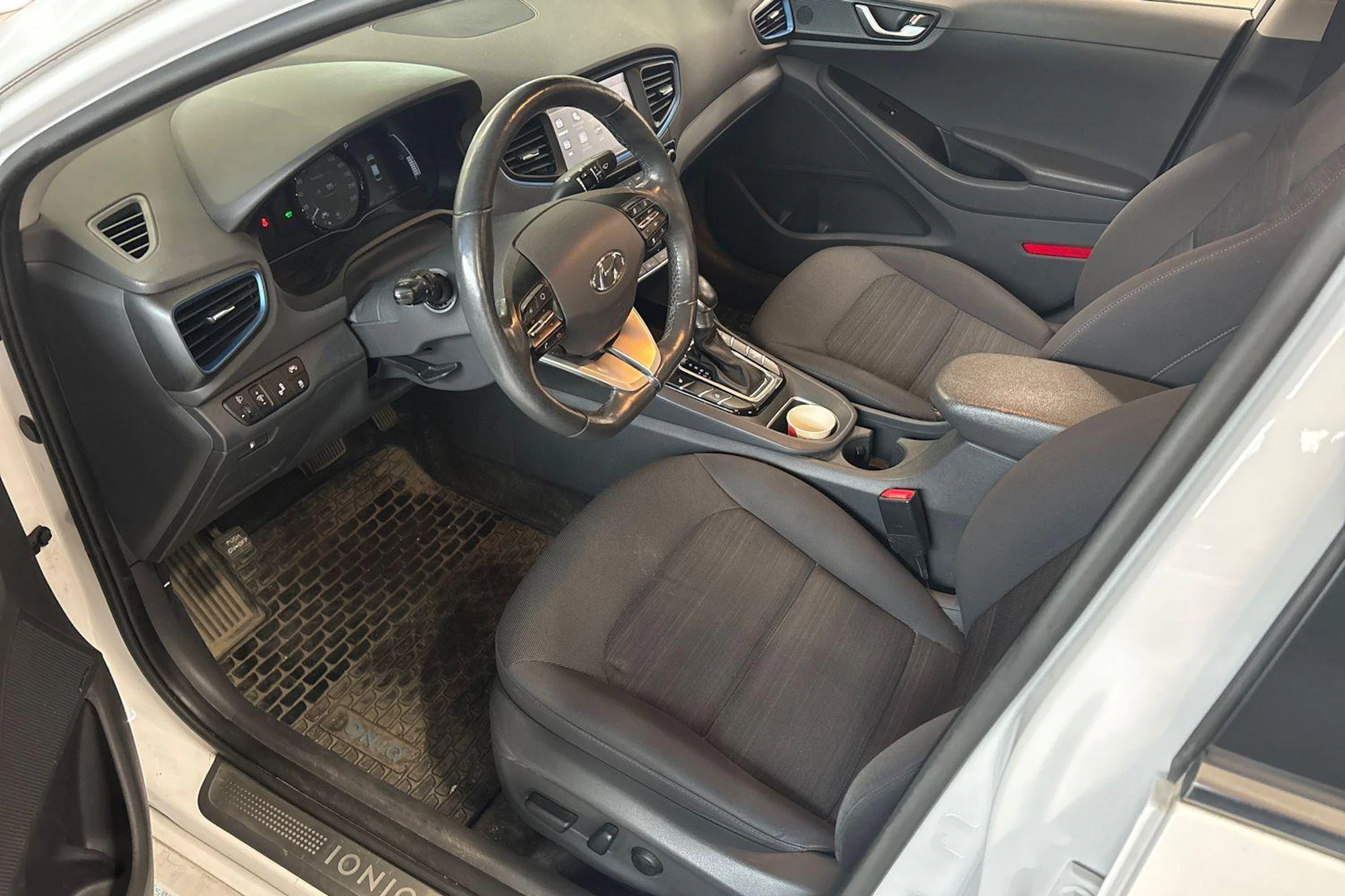 valkoinen Hyundai IONIQ hybrid 2017 kuva 3.