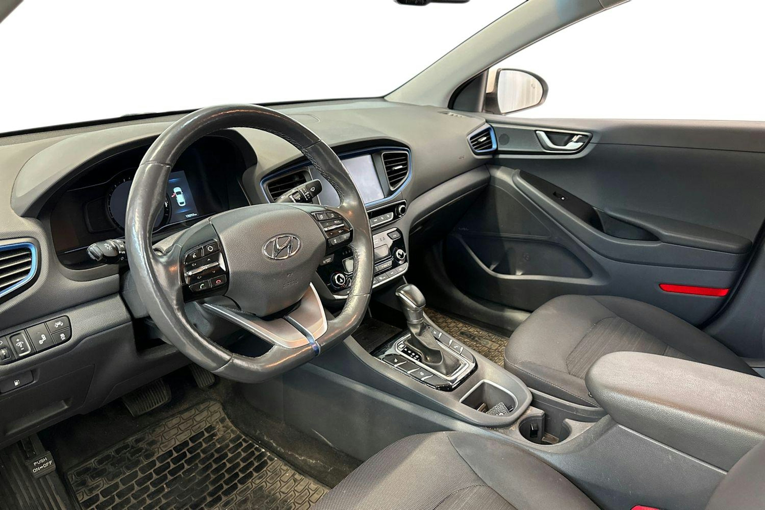 valkoinen Hyundai IONIQ hybrid 2017 kuva 3.
