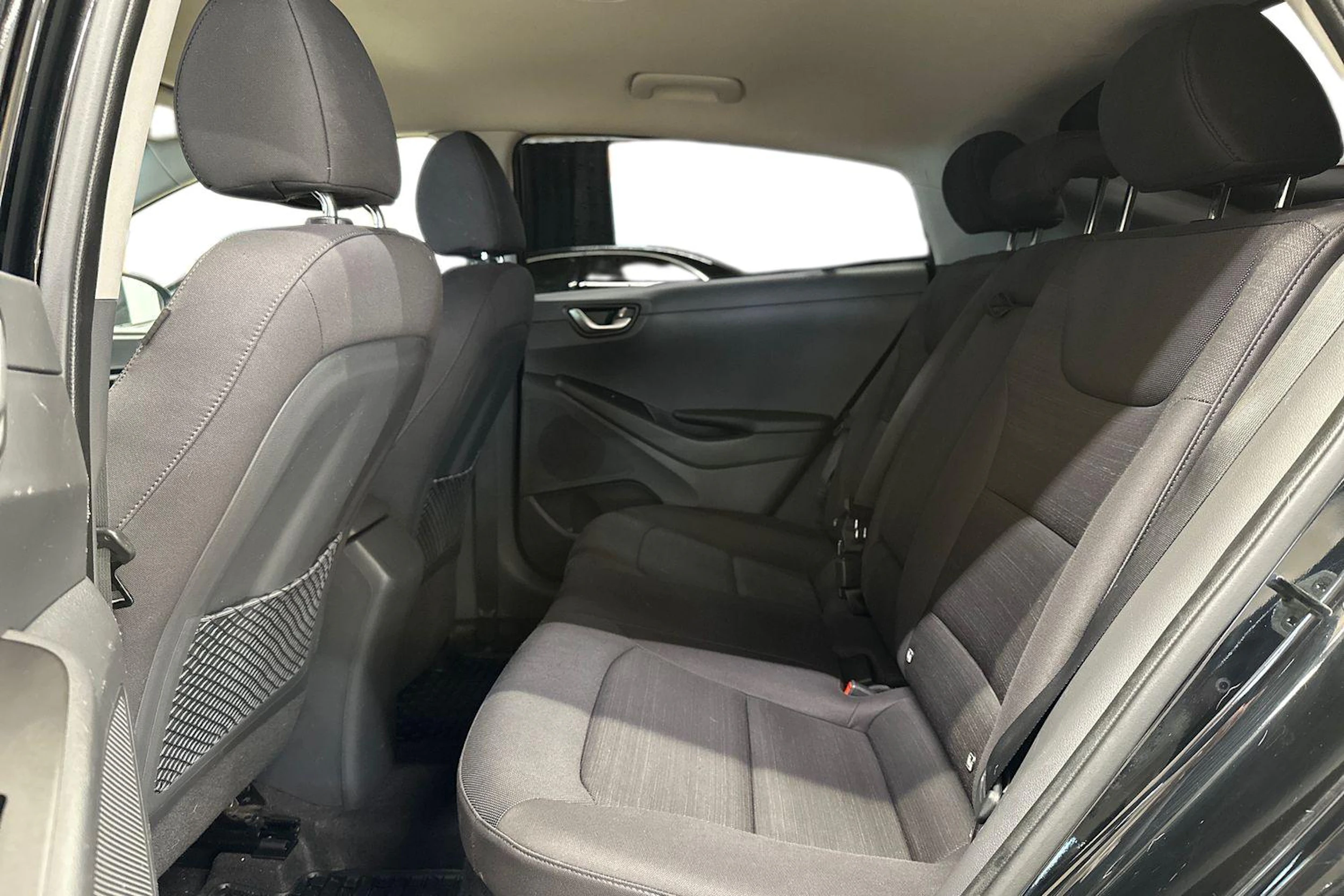 musta Hyundai IONIQ hybrid 2017 kuva 8.