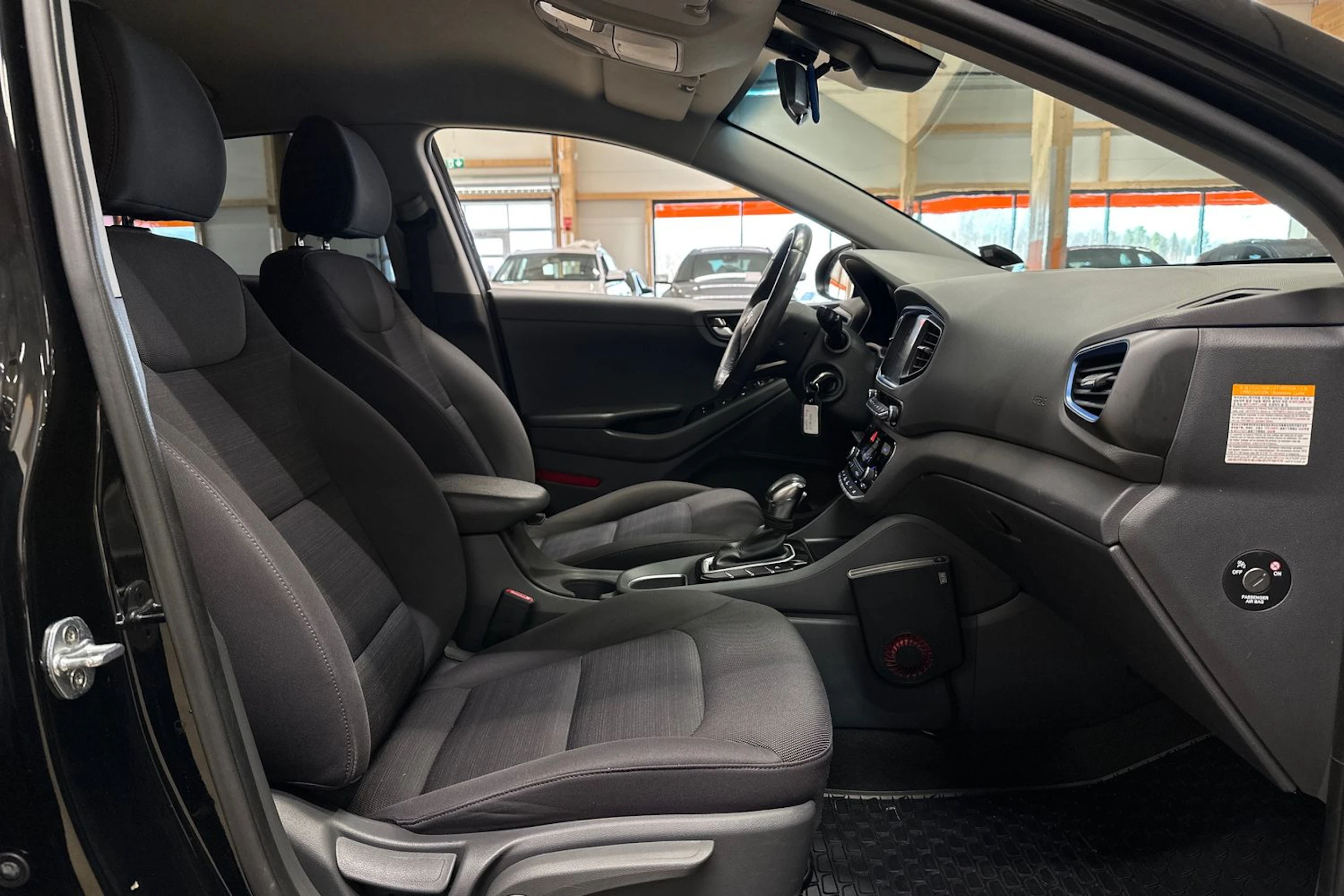 musta Hyundai IONIQ hybrid 2017 kuva 11.
