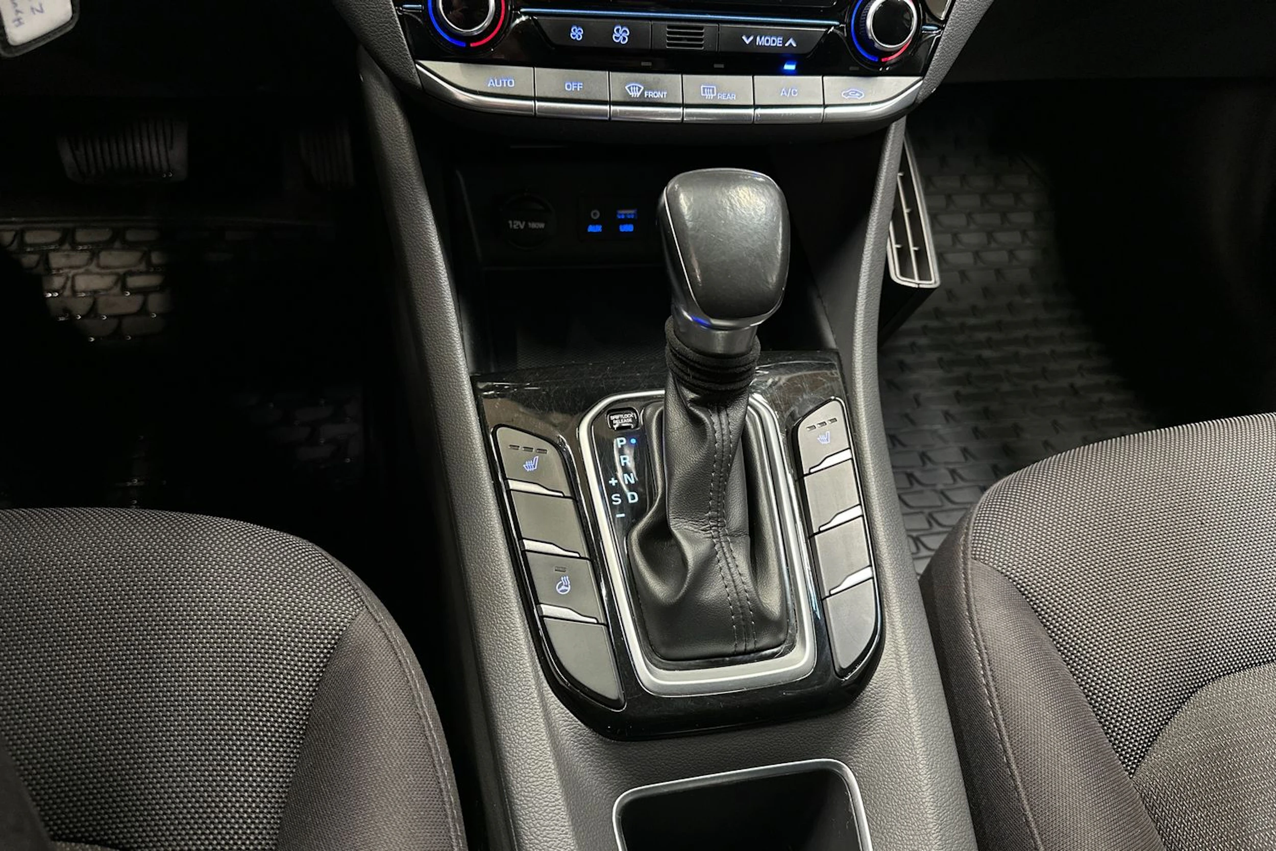musta Hyundai IONIQ hybrid 2017 kuva 17.