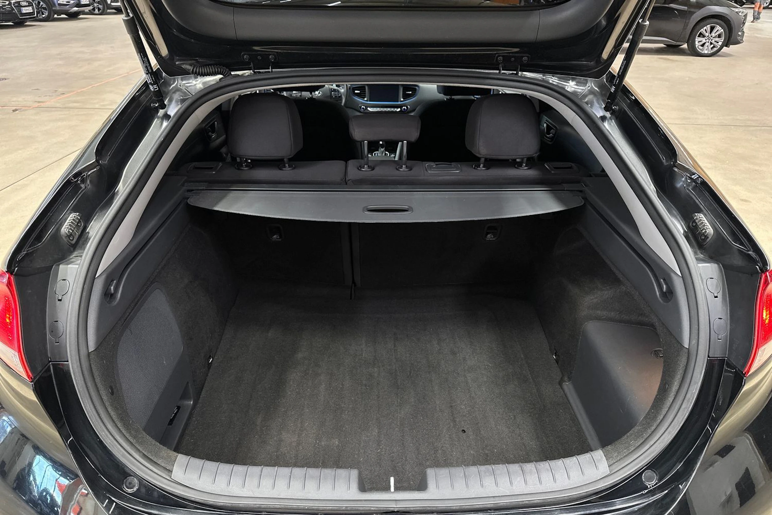 musta Hyundai IONIQ hybrid 2017 kuva 24.