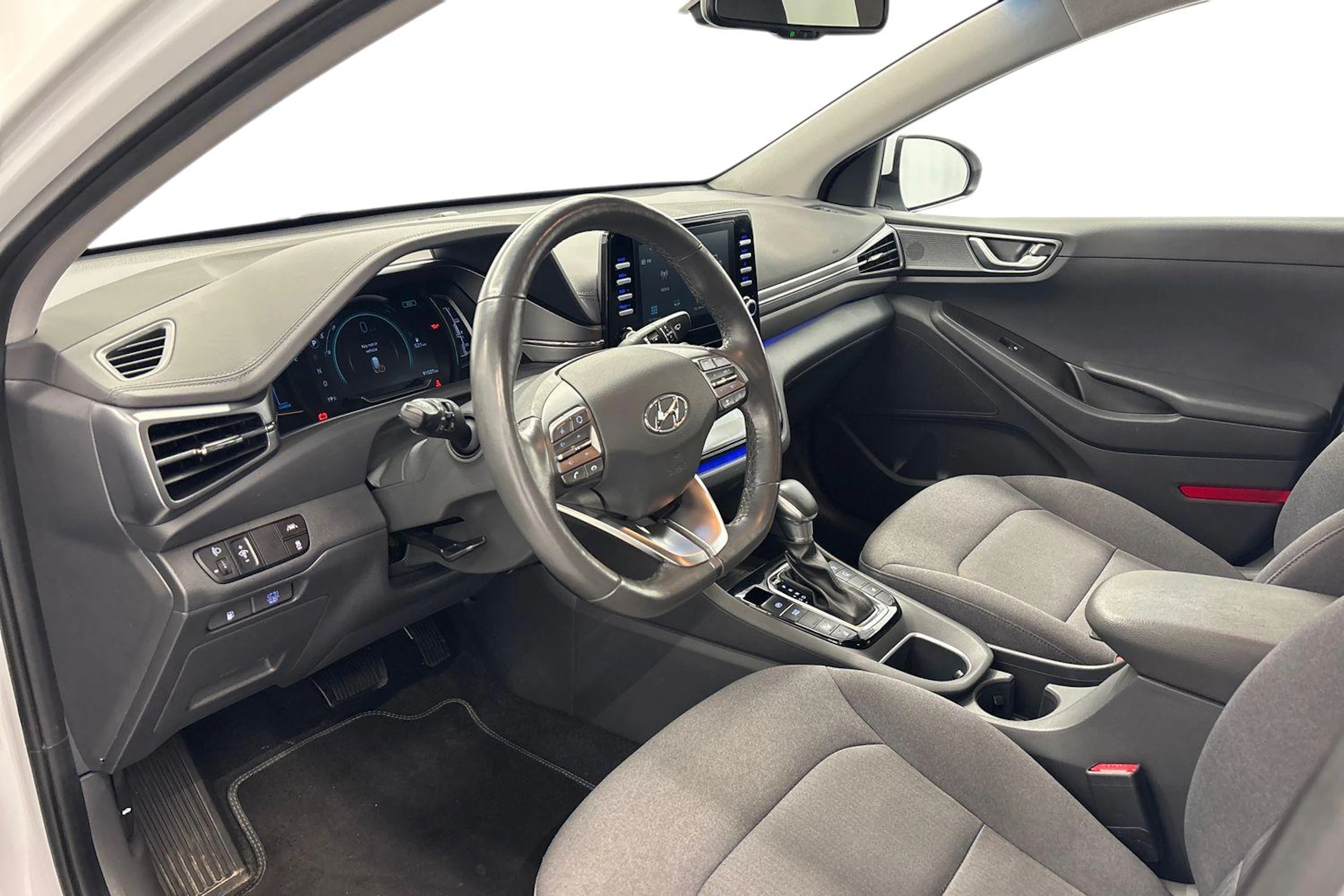 valkoinen Hyundai IONIQ hybrid 2021 kuva 6.