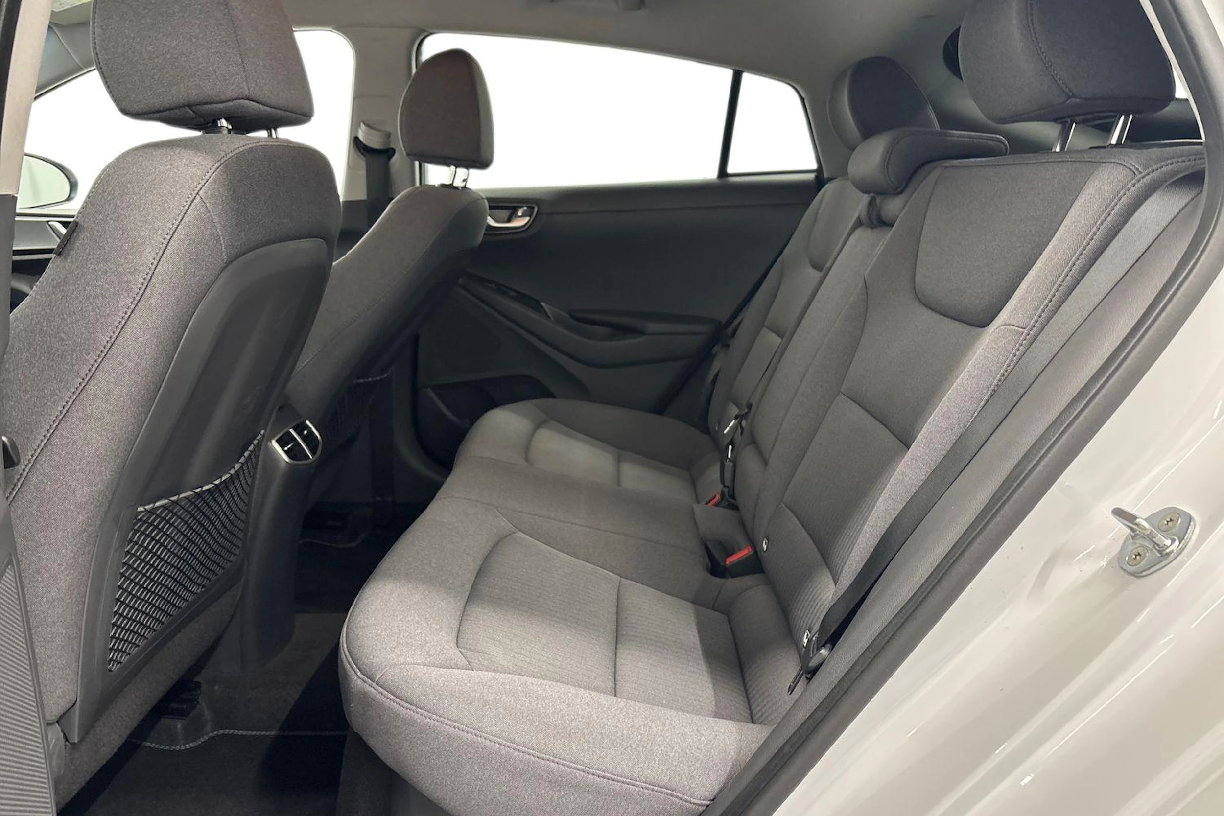 valkoinen Hyundai IONIQ hybrid 2021 kuva 8.