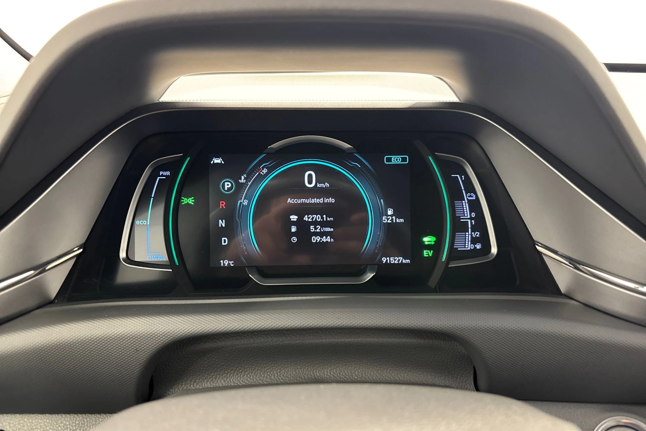 valkoinen Hyundai IONIQ hybrid 2021 kuva 11.