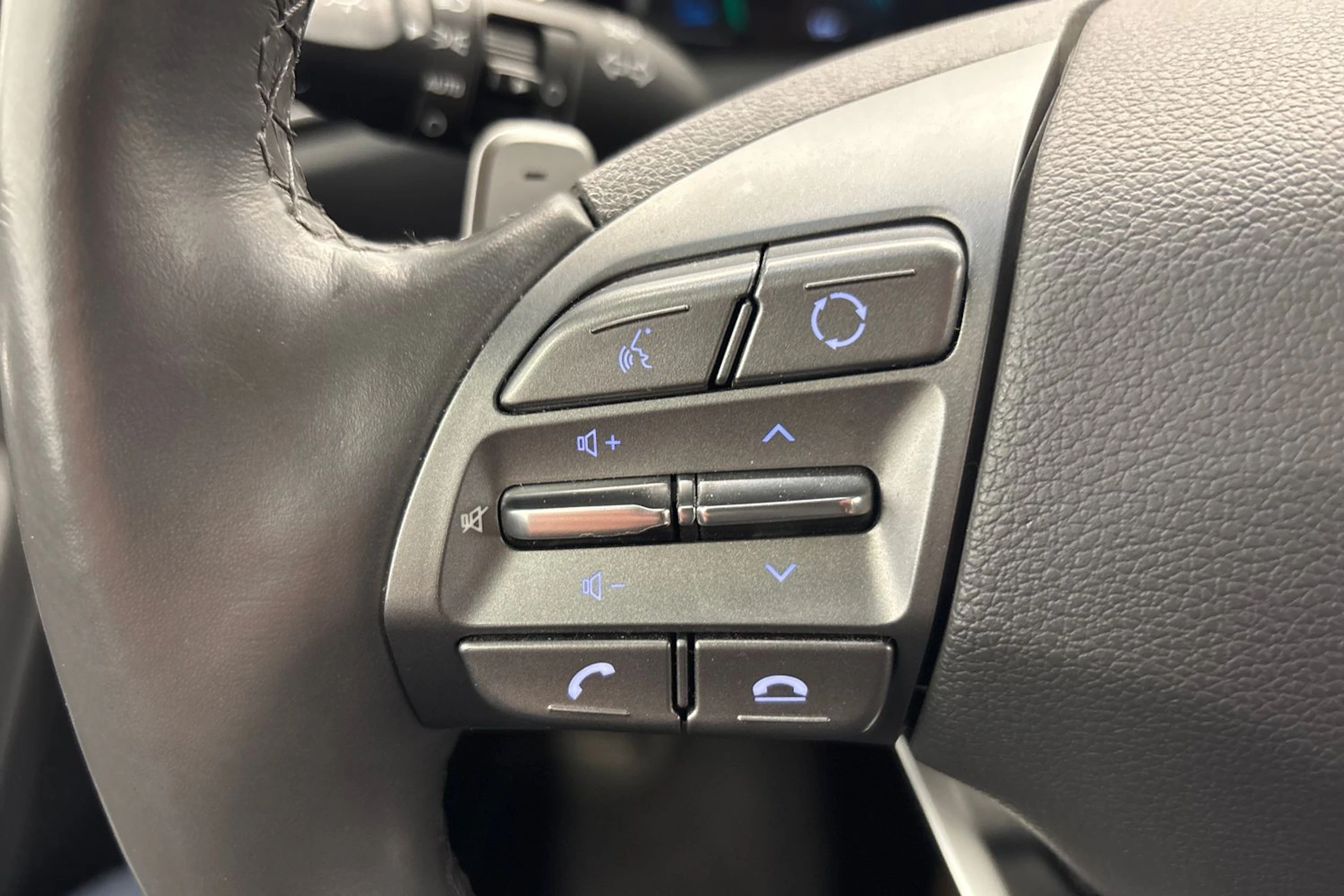 valkoinen Hyundai IONIQ hybrid 2021 kuva 12.