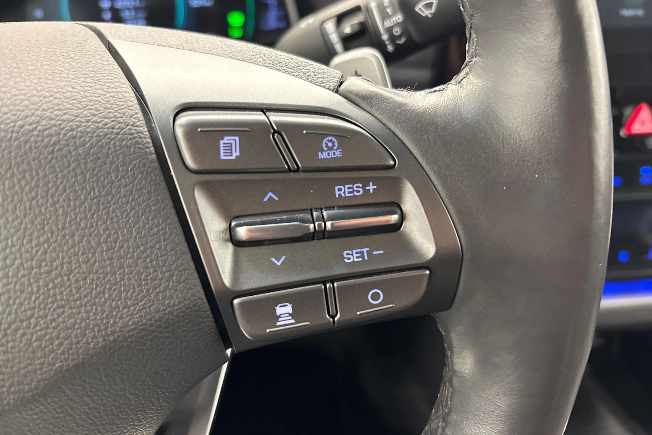 valkoinen Hyundai IONIQ hybrid 2021 kuva 13.