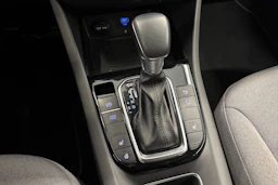 valkoinen Hyundai IONIQ hybrid 2021 kuva 15.