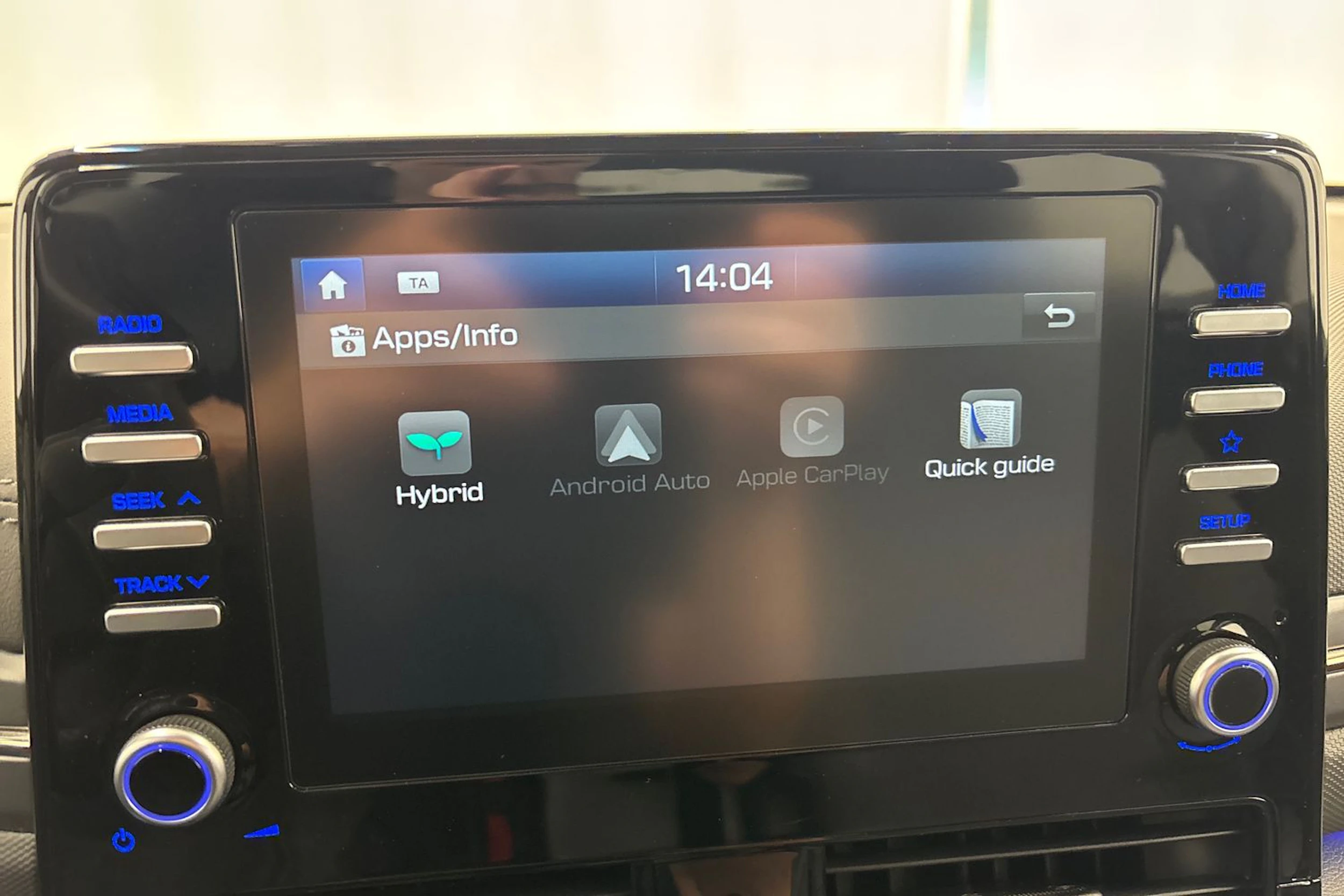valkoinen Hyundai IONIQ hybrid 2021 kuva 16.
