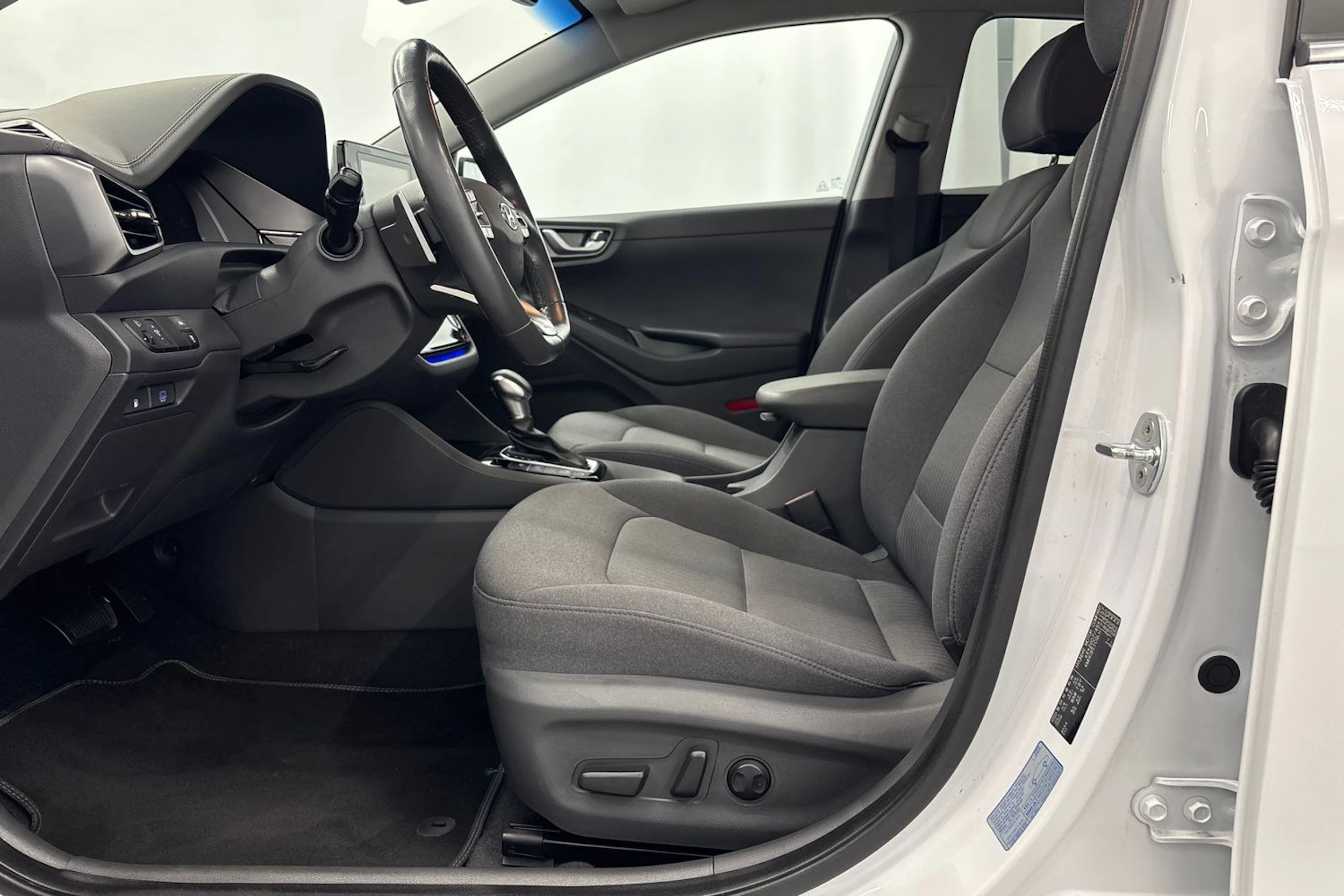 valkoinen Hyundai IONIQ hybrid 2021 kuva 17.