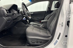 valkoinen Hyundai IONIQ hybrid 2021 kuva 17.