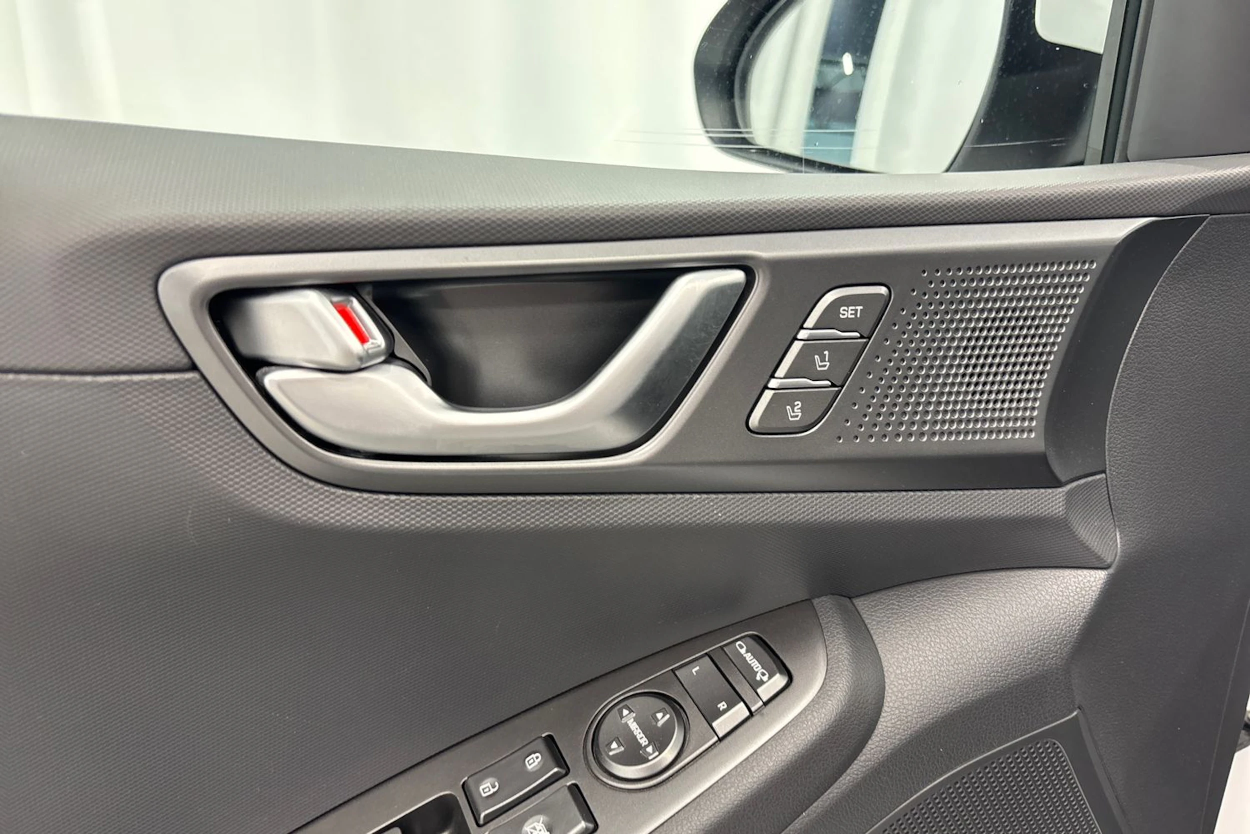 valkoinen Hyundai IONIQ hybrid 2021 kuva 18.