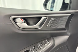 valkoinen Hyundai IONIQ hybrid 2021 kuva 18.